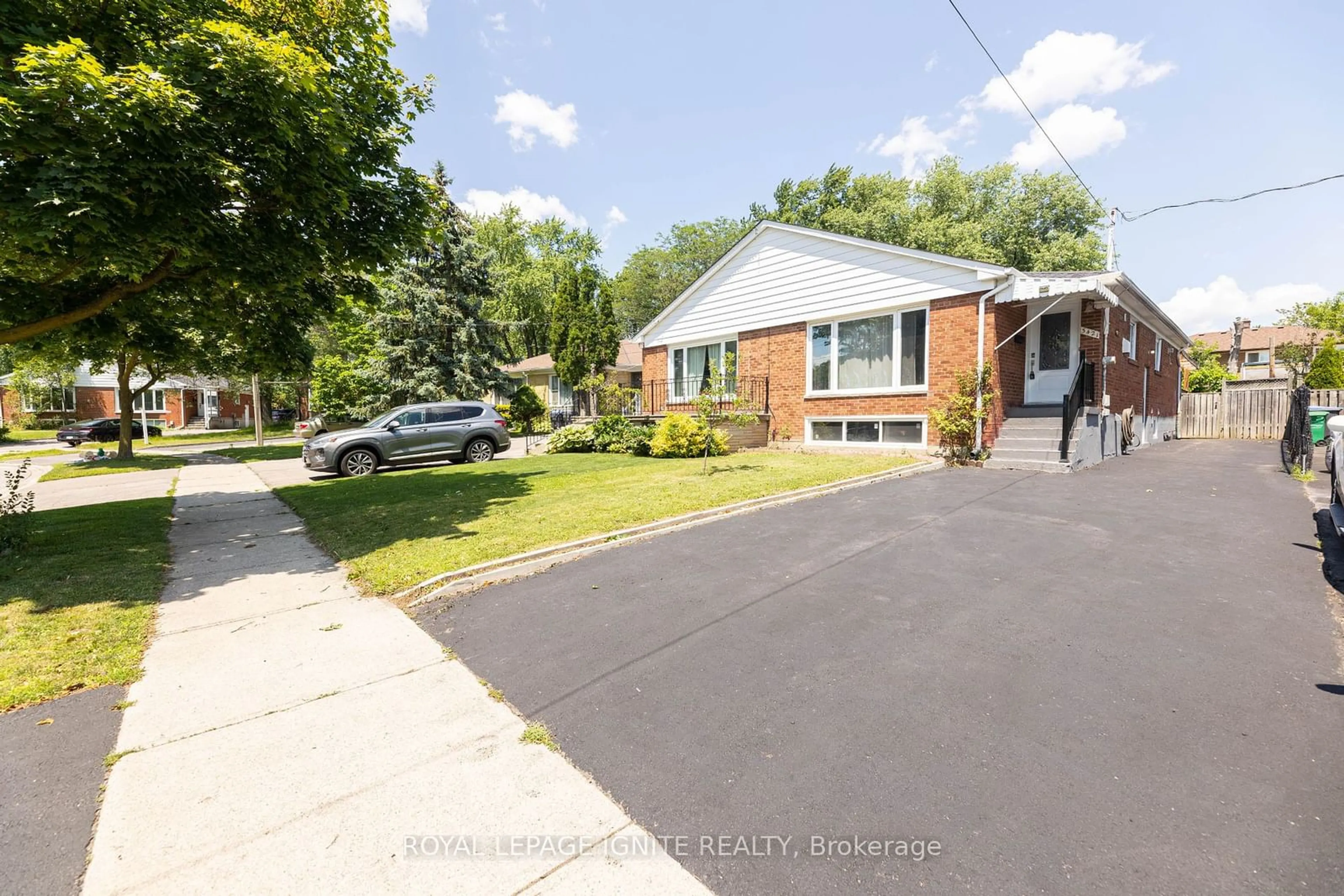 Street view for 3421 Fellmore Dr, Mississauga Ontario L5C 2E1