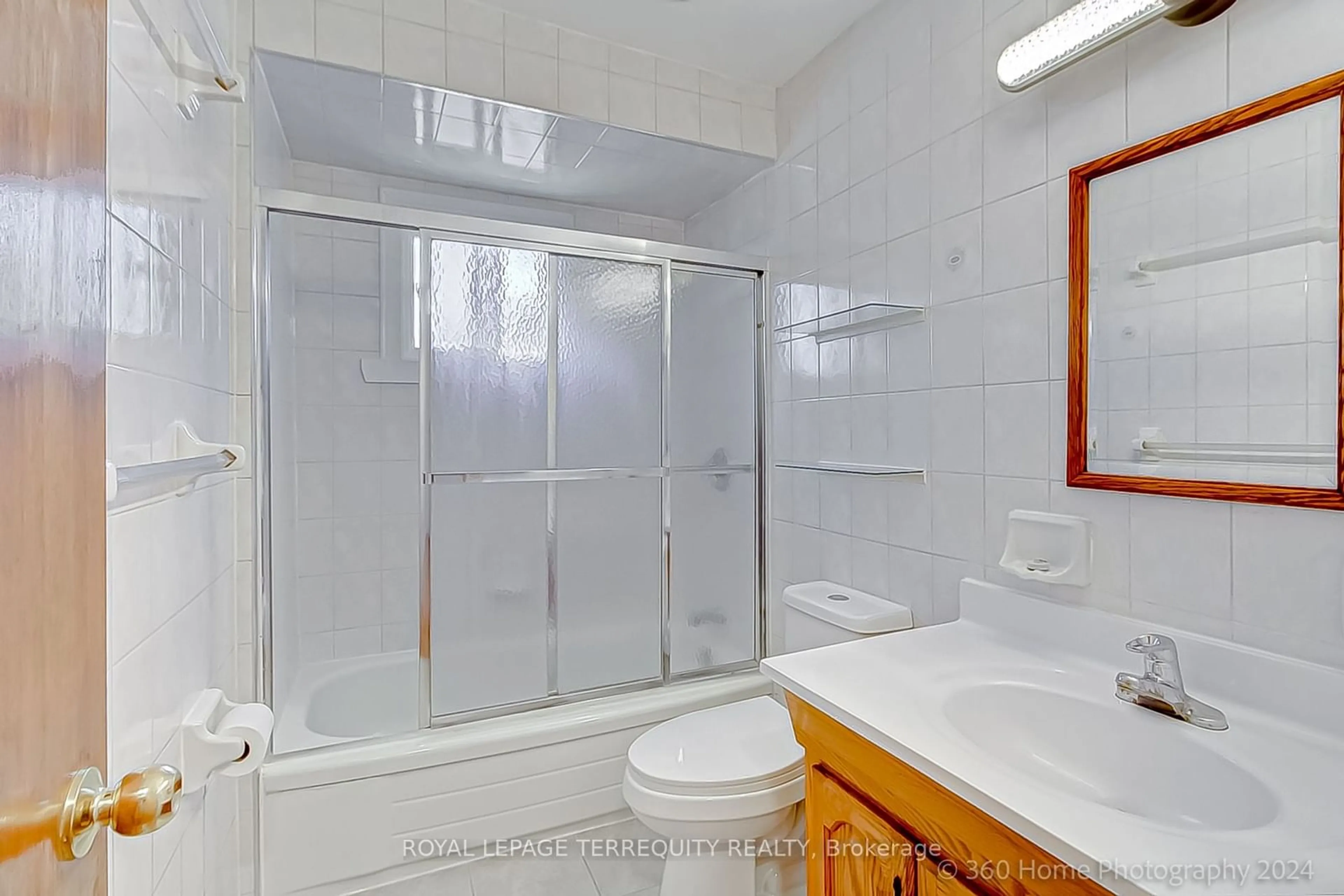 Standard bathroom for 3424 Homark Dr, Mississauga Ontario L4Y 2K7