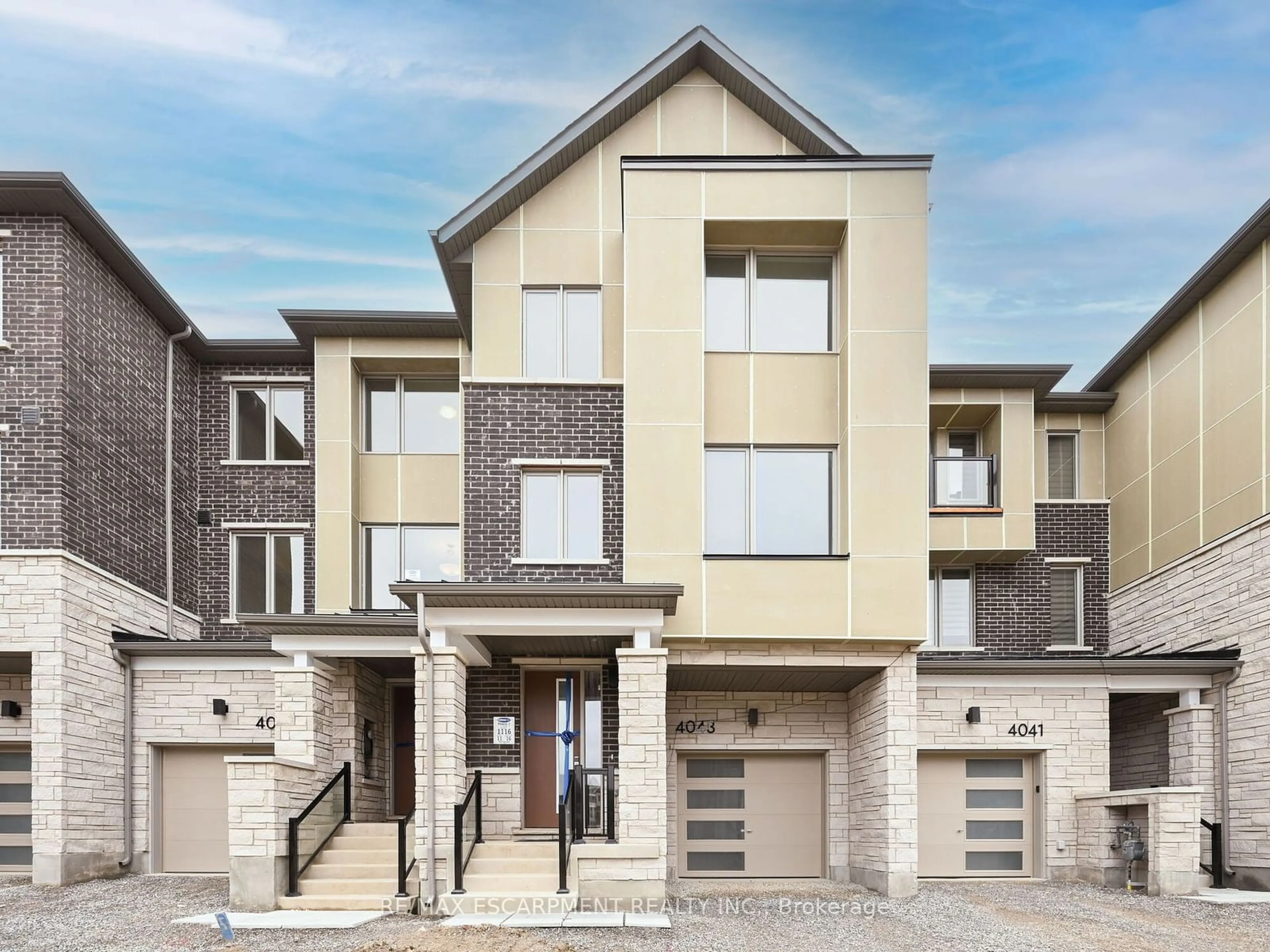 A pic from exterior of the house or condo for 4043 Saida St, Mississauga Ontario L5M 2S8