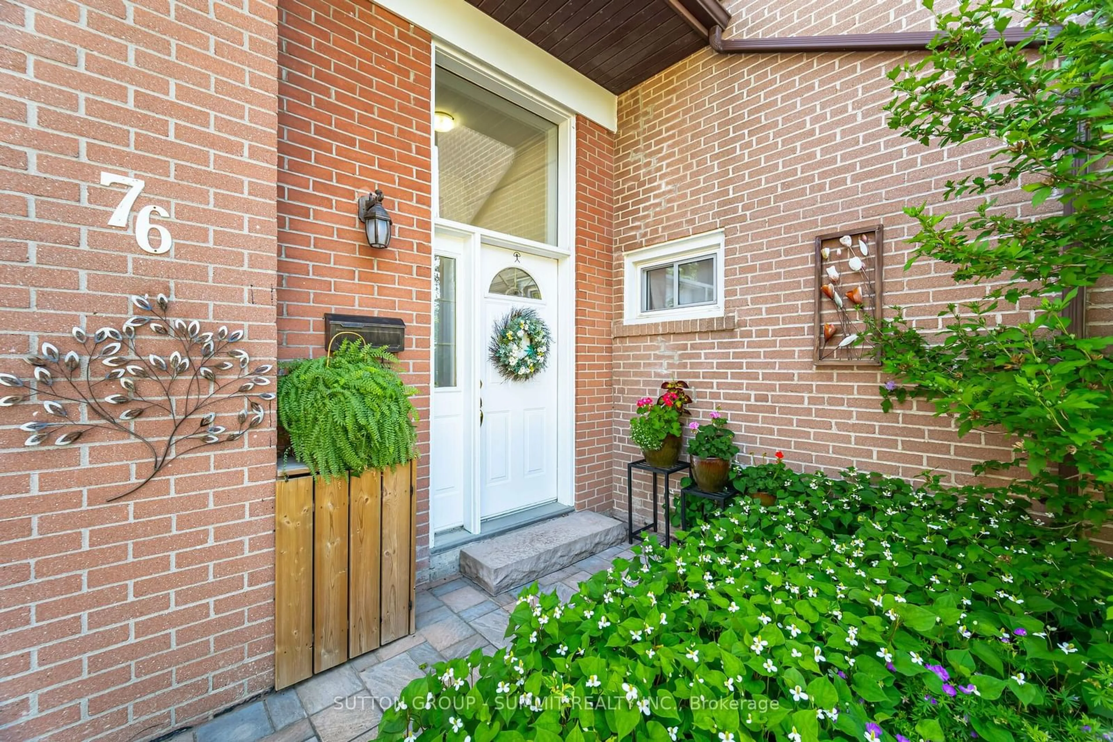 Indoor entryway for 76 Vista Dr, Mississauga Ontario L5M 1C5