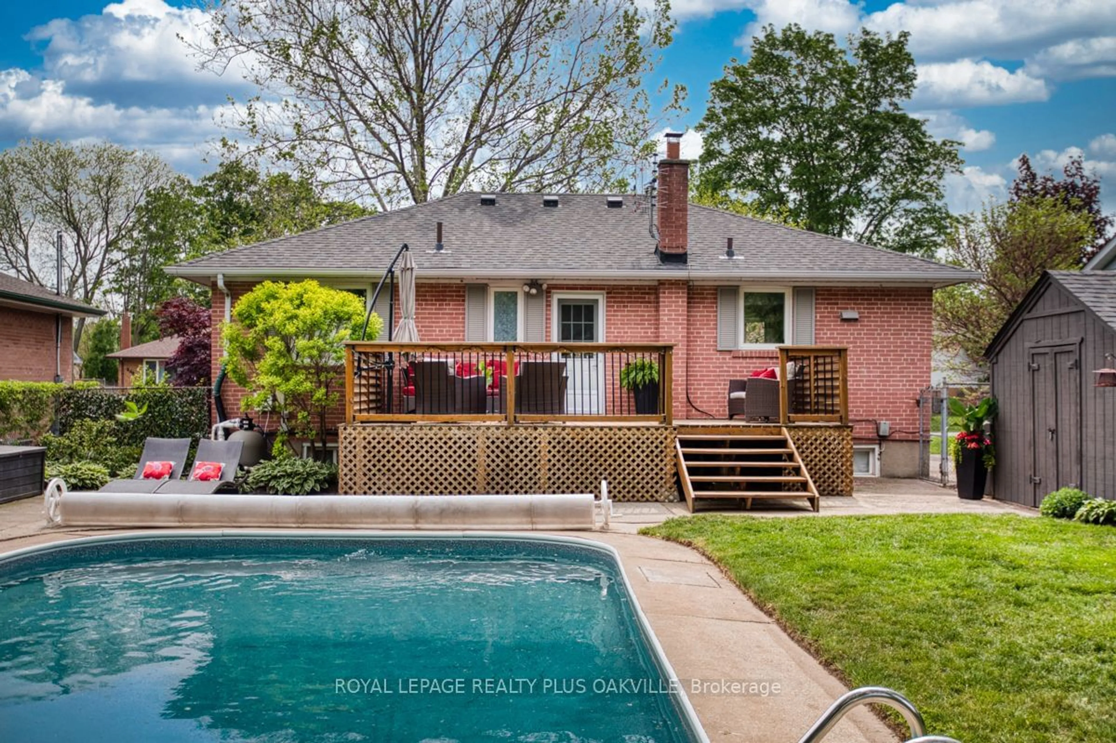 Indoor or outdoor pool for 583 Taplow Cres, Oakville Ontario L6L 4V9