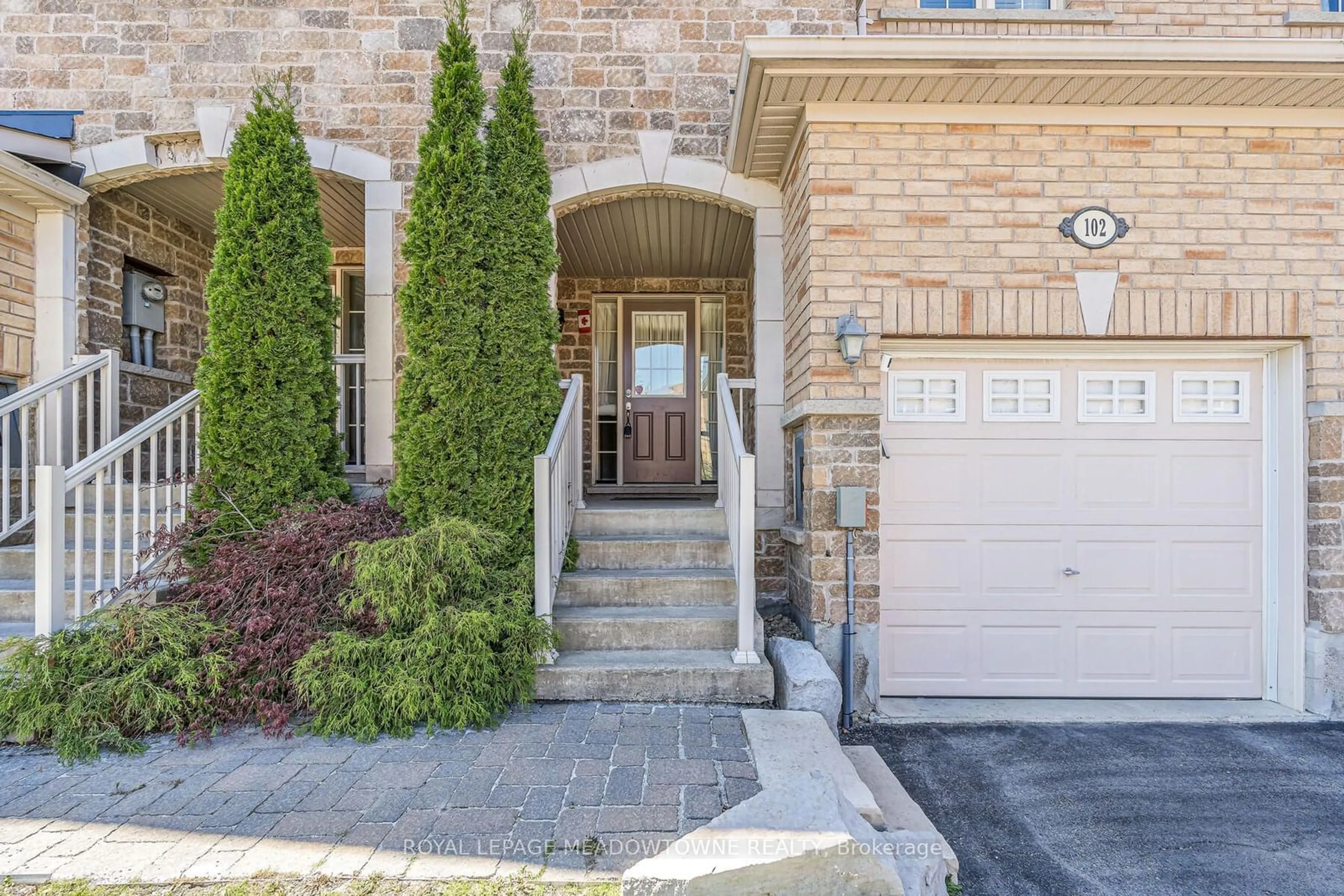 Indoor entryway for 102 Cedarbrook Rd, Brampton Ontario L6R 0W4