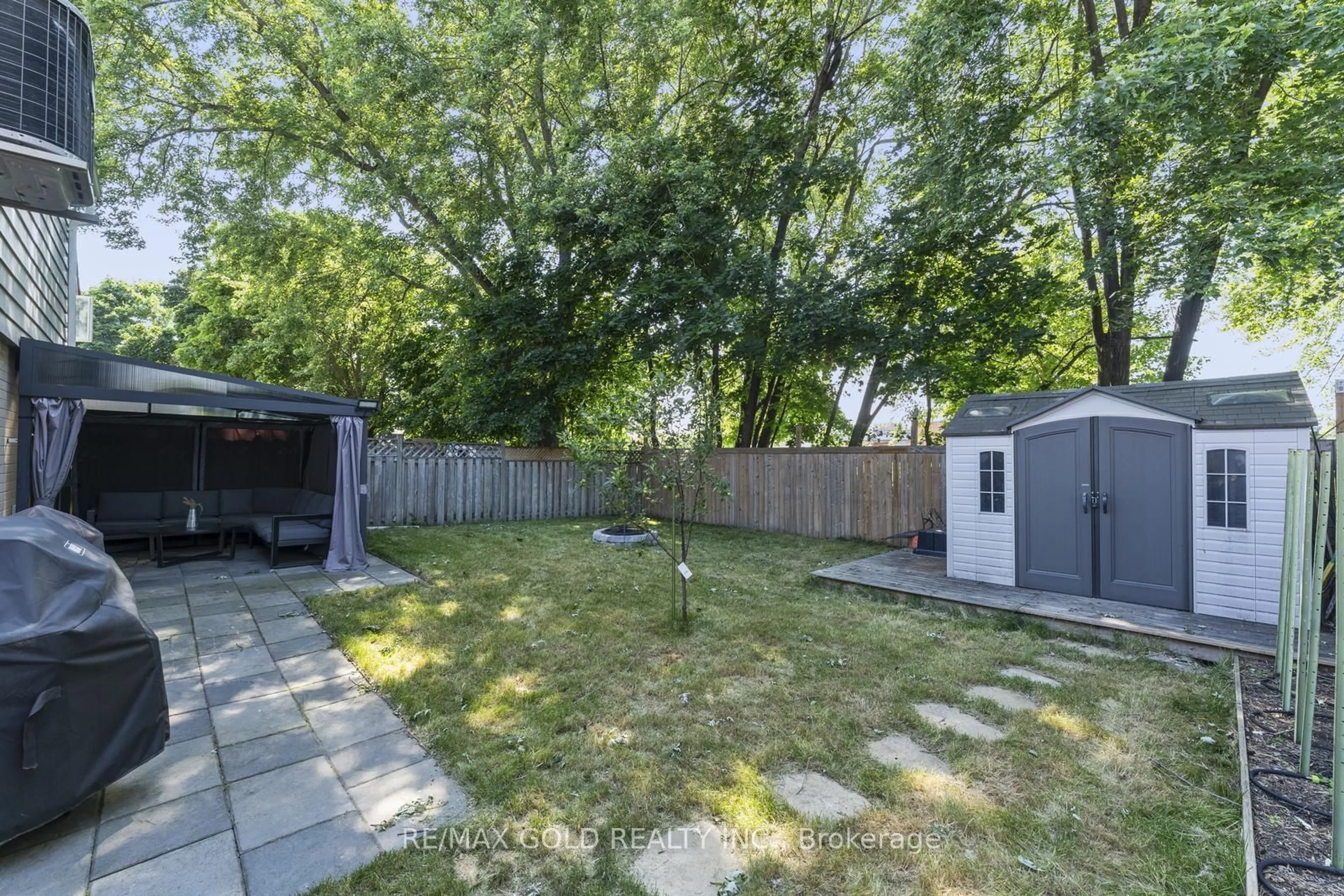 Fenced yard for 16 Hindquarter Crt, Brampton Ontario L6S 2C2