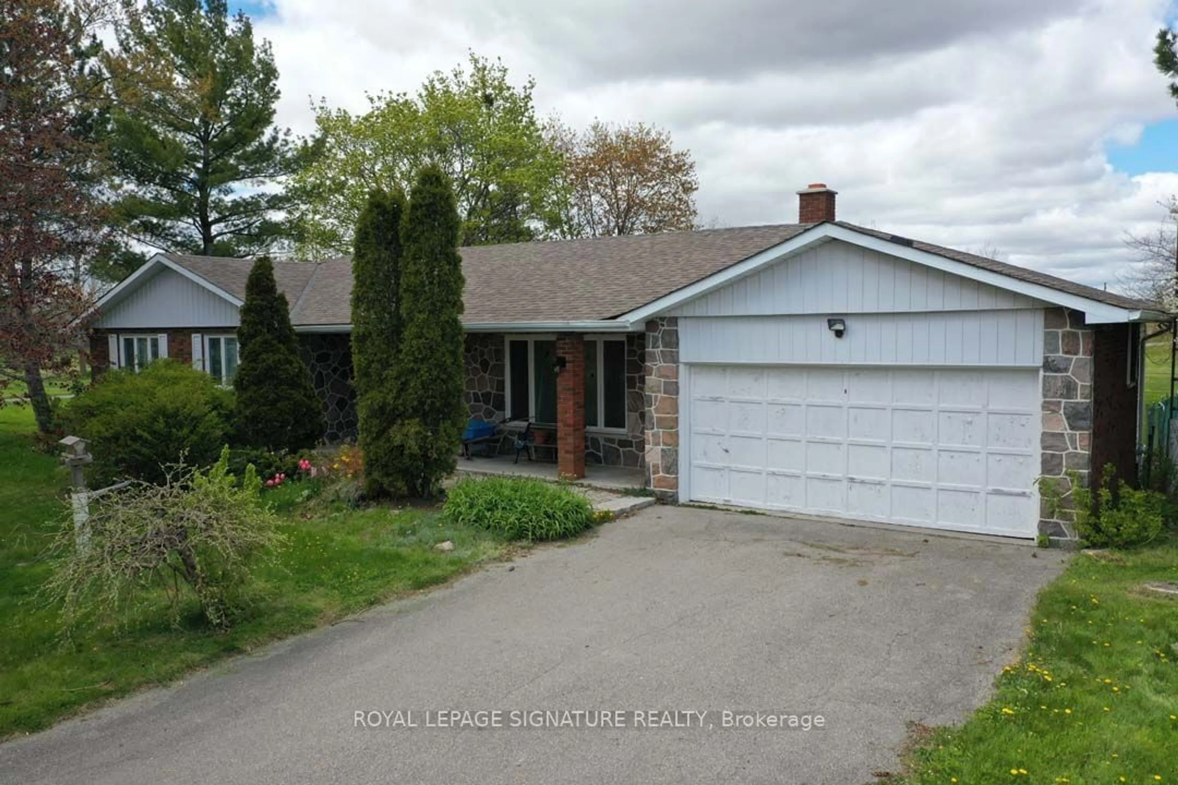 A pic from outside/outdoor area/front of a property/back of a property/a pic from drone, street for 1093 Lower Base Line, Milton Ontario L9E 0H6