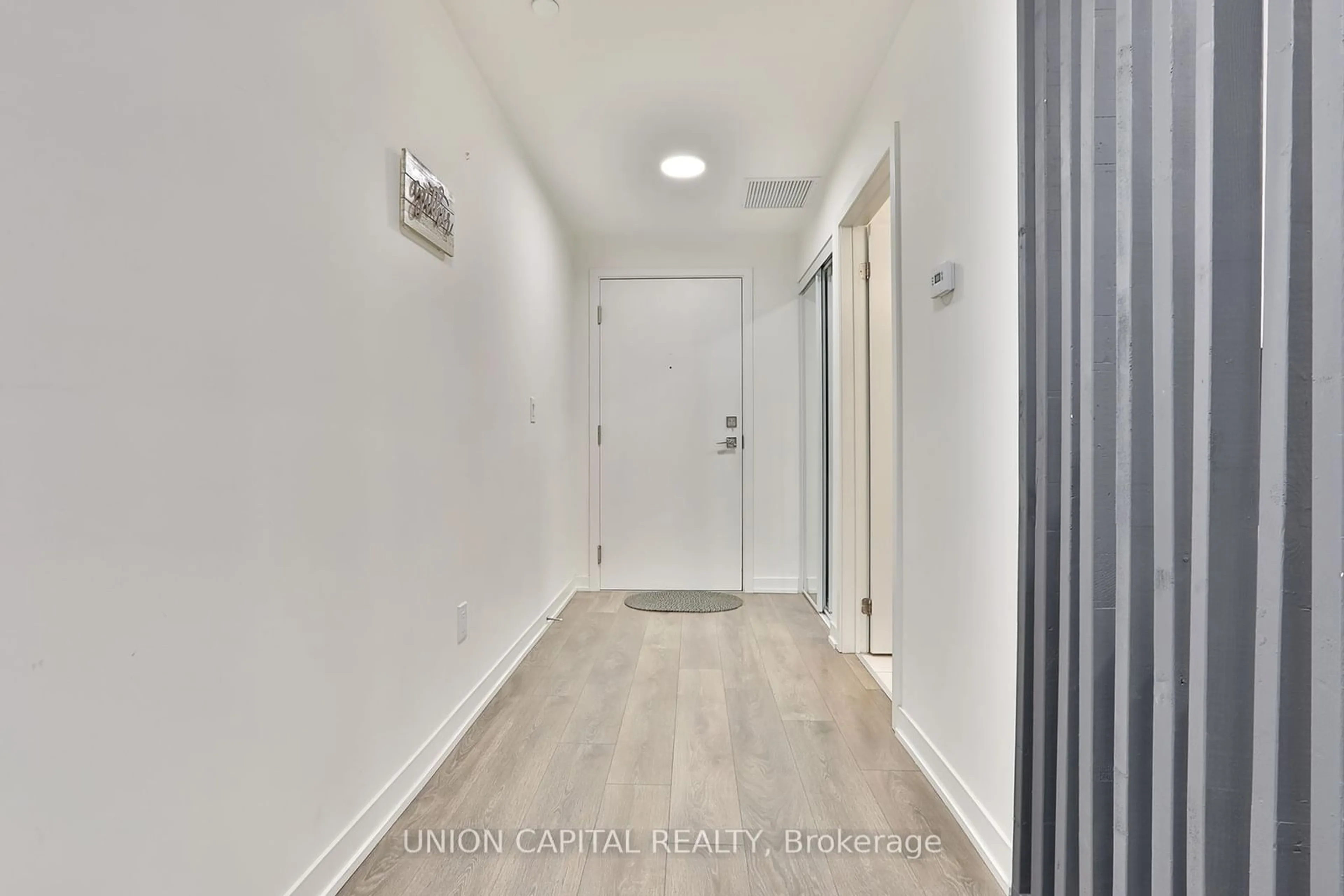 Indoor entryway for 130 Canon Jackson Dr #102, Toronto Ontario M6M 0B7