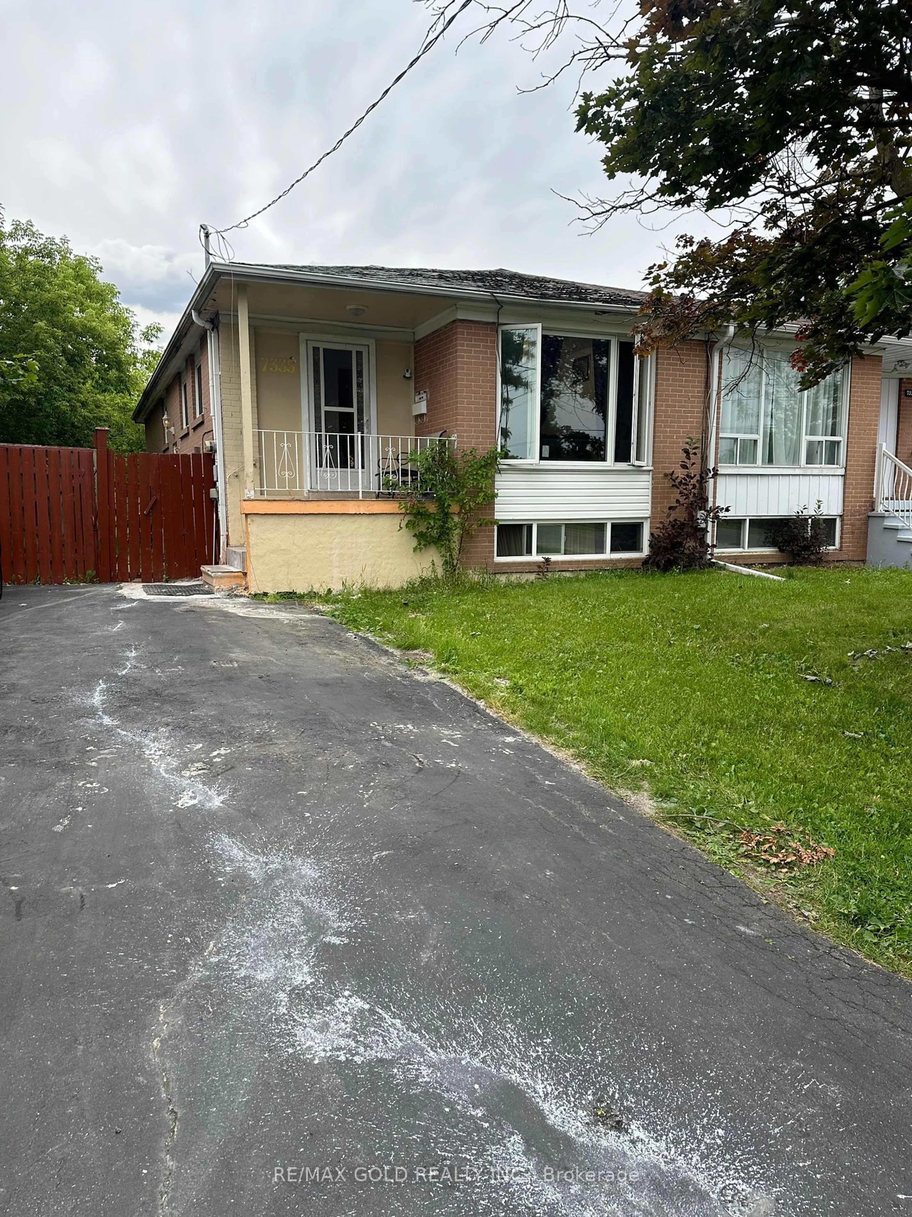 Frontside or backside of a home for 7335 Darcel Ave, Mississauga Ontario L4T 2X4