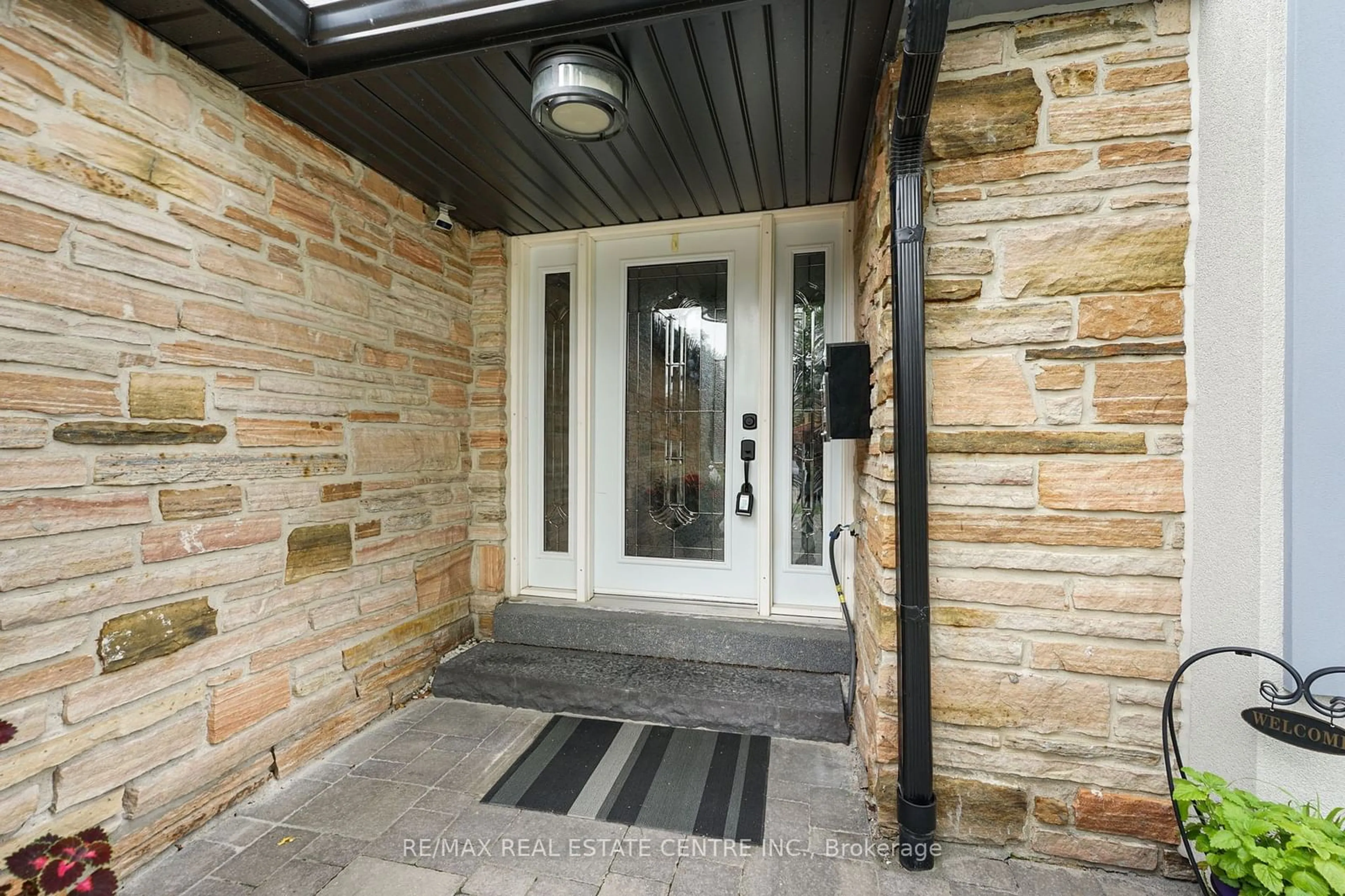 Indoor entryway for 14 Jill Cres, Brampton Ontario L6S 3J2