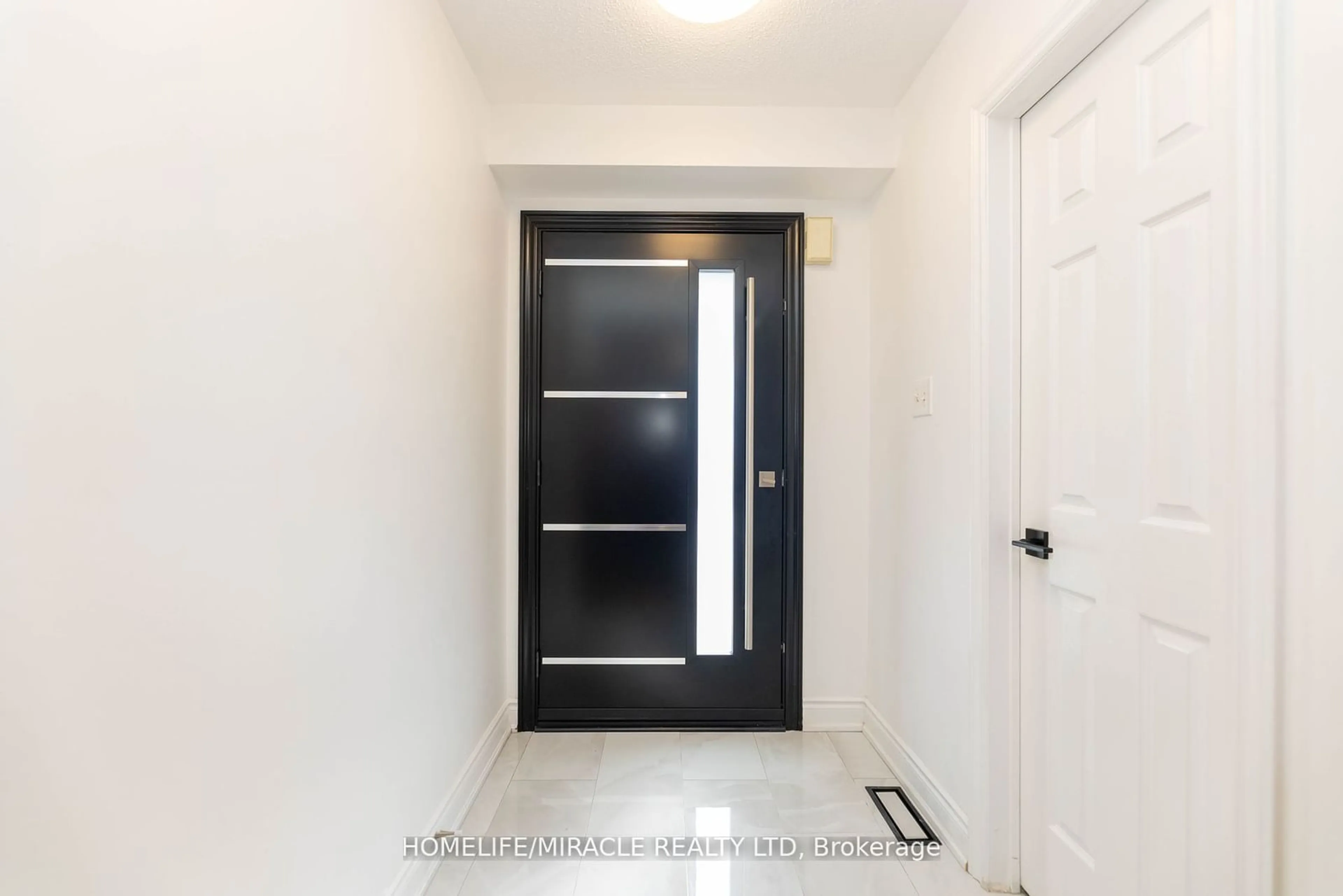 Indoor entryway for 10 Weatherell Dr, Brampton Ontario L7A 1Y7