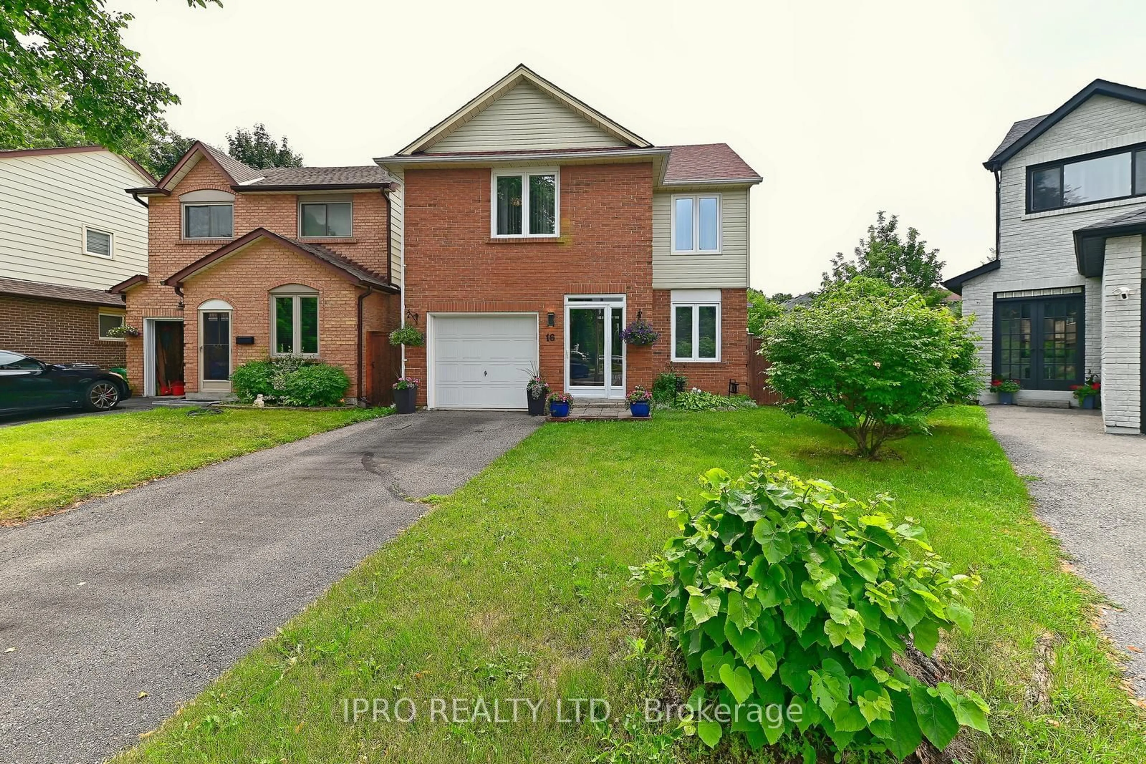 Frontside or backside of a home for 16 Bryant Crt, Brampton Ontario L6X 2T1