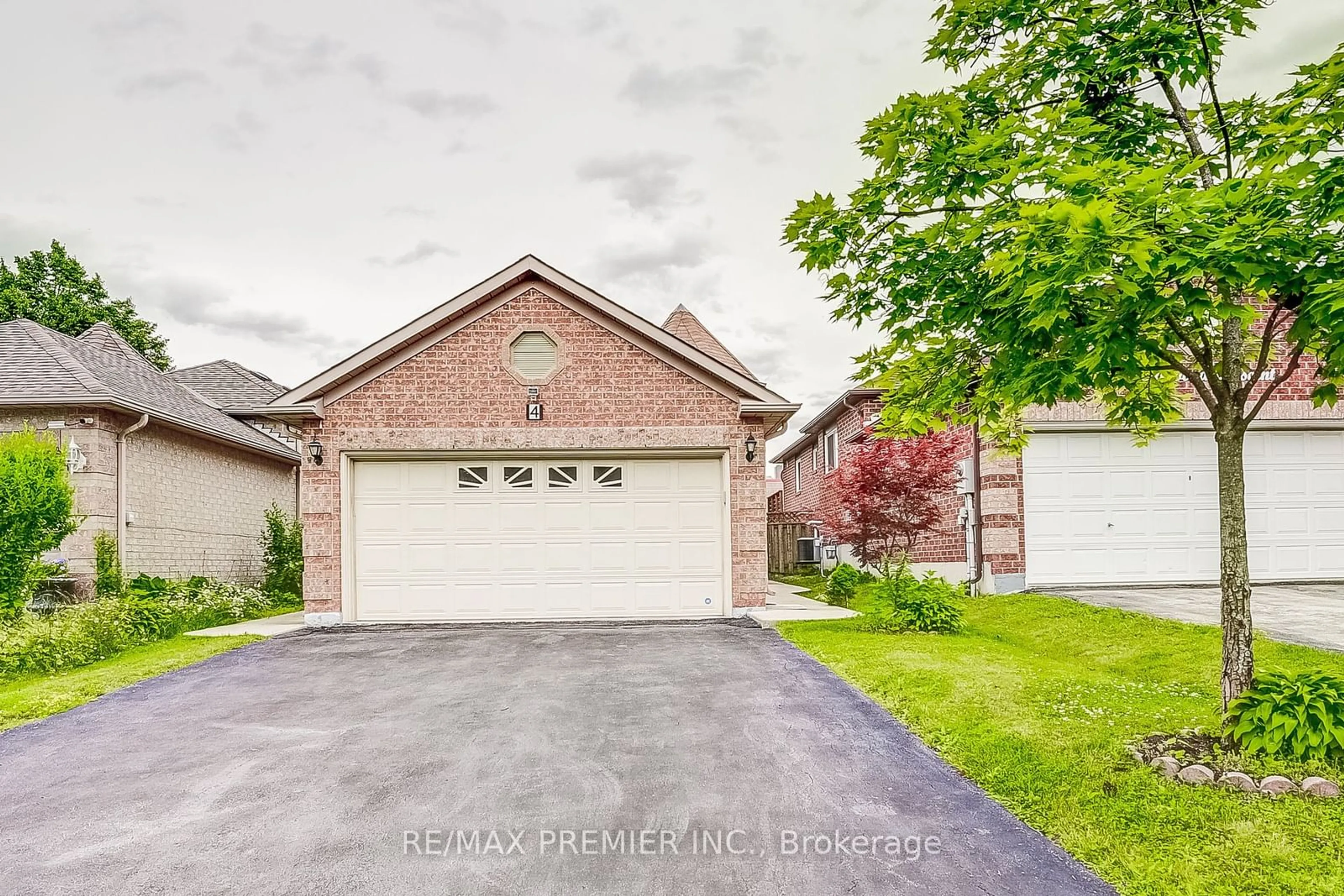 Frontside or backside of a home for 4 Silkwood Cres, Brampton Ontario L4X 4L1