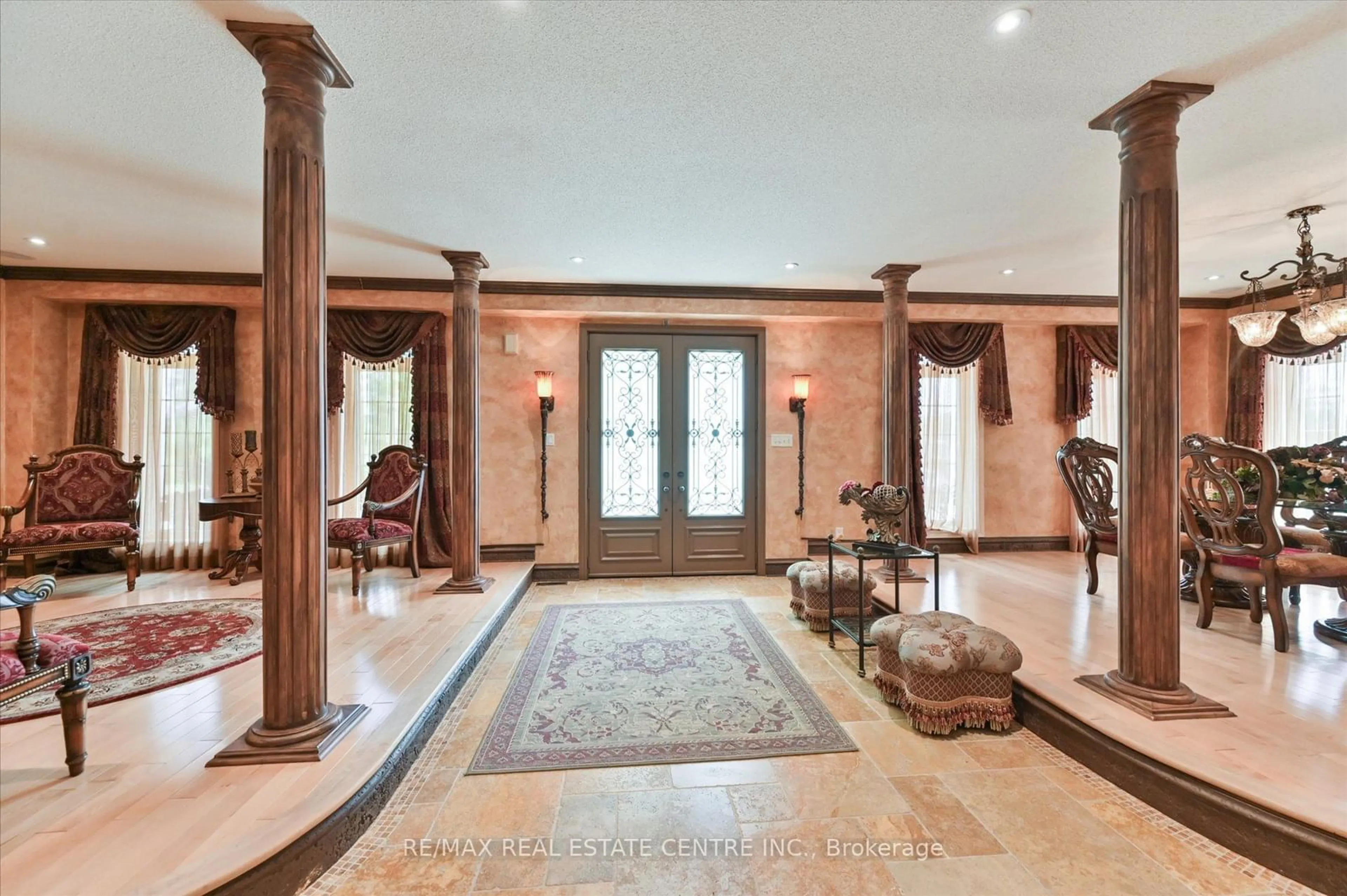 Indoor foyer for 7044 Gablehurst Cres, Mississauga Ontario L5W 1E7