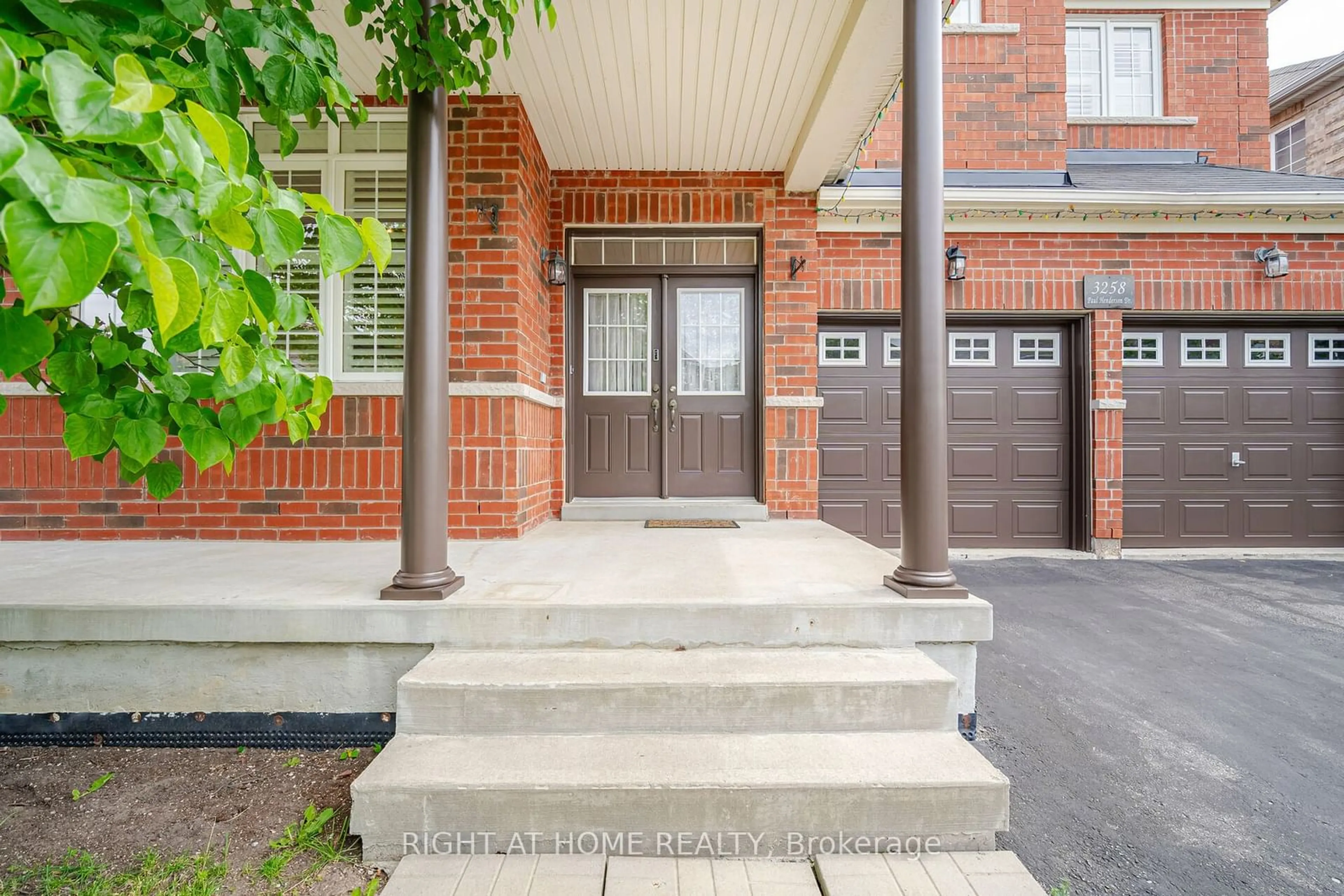 Indoor entryway for 3258 Paul Henderson Dr, Mississauga Ontario L5M 0H3