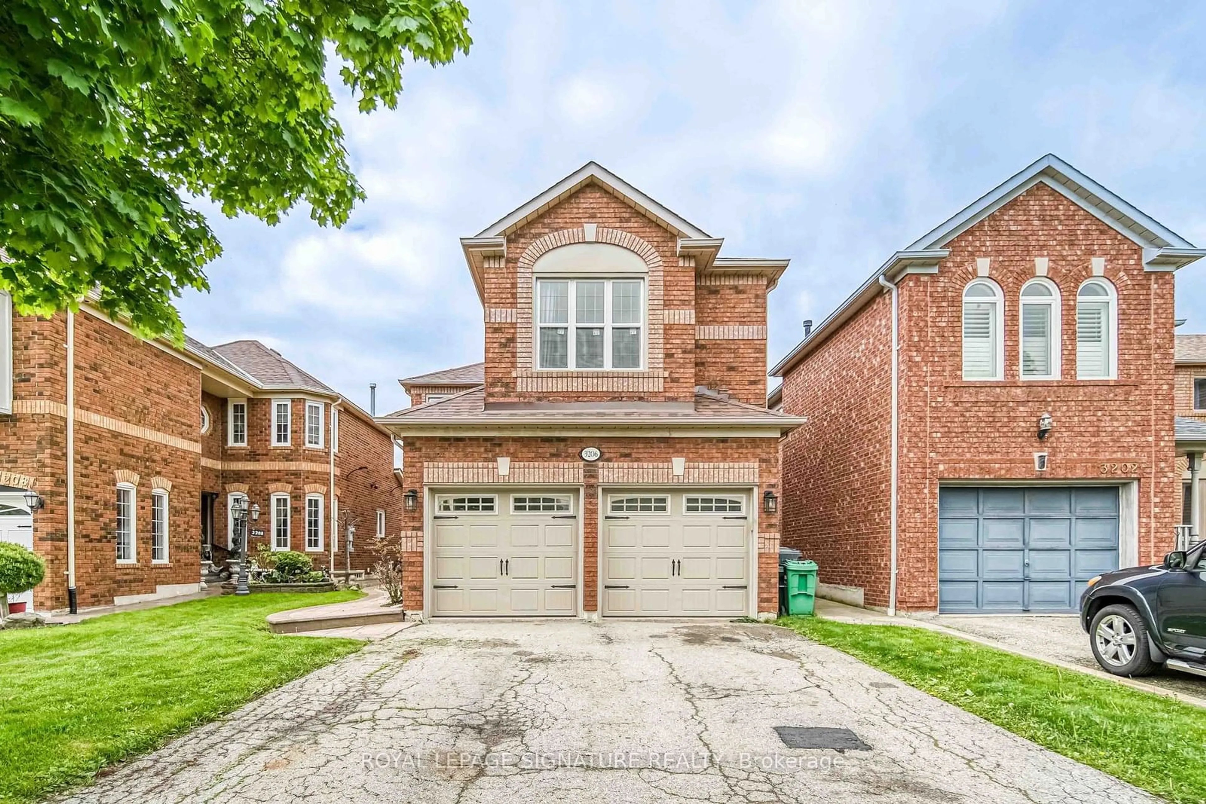 Home with brick exterior material for 3206 Forrestdale Circ, Mississauga Ontario L5N 6V4
