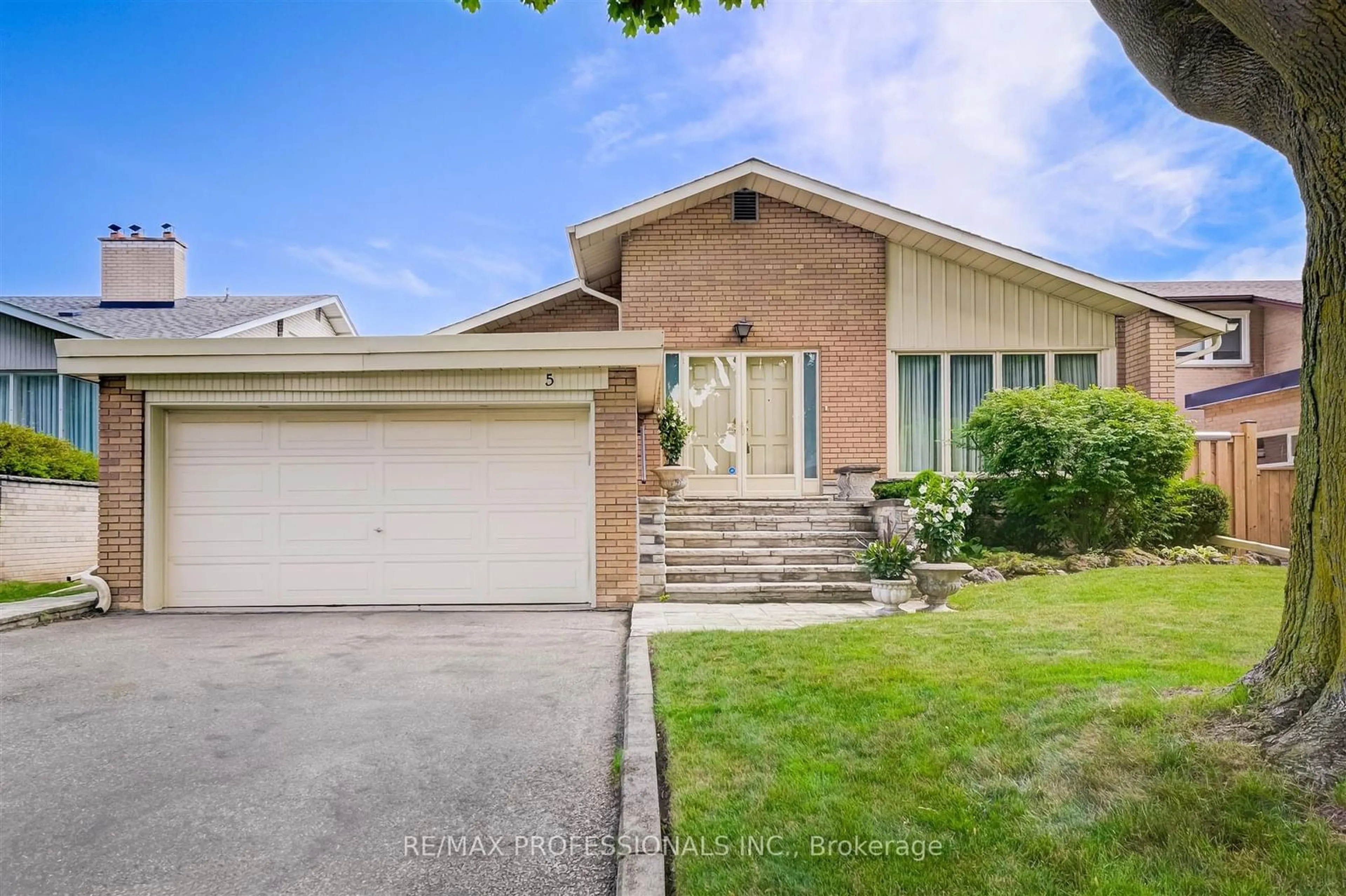 Frontside or backside of a home for 5 Foxmeadow Rd, Toronto Ontario M9R 1E3