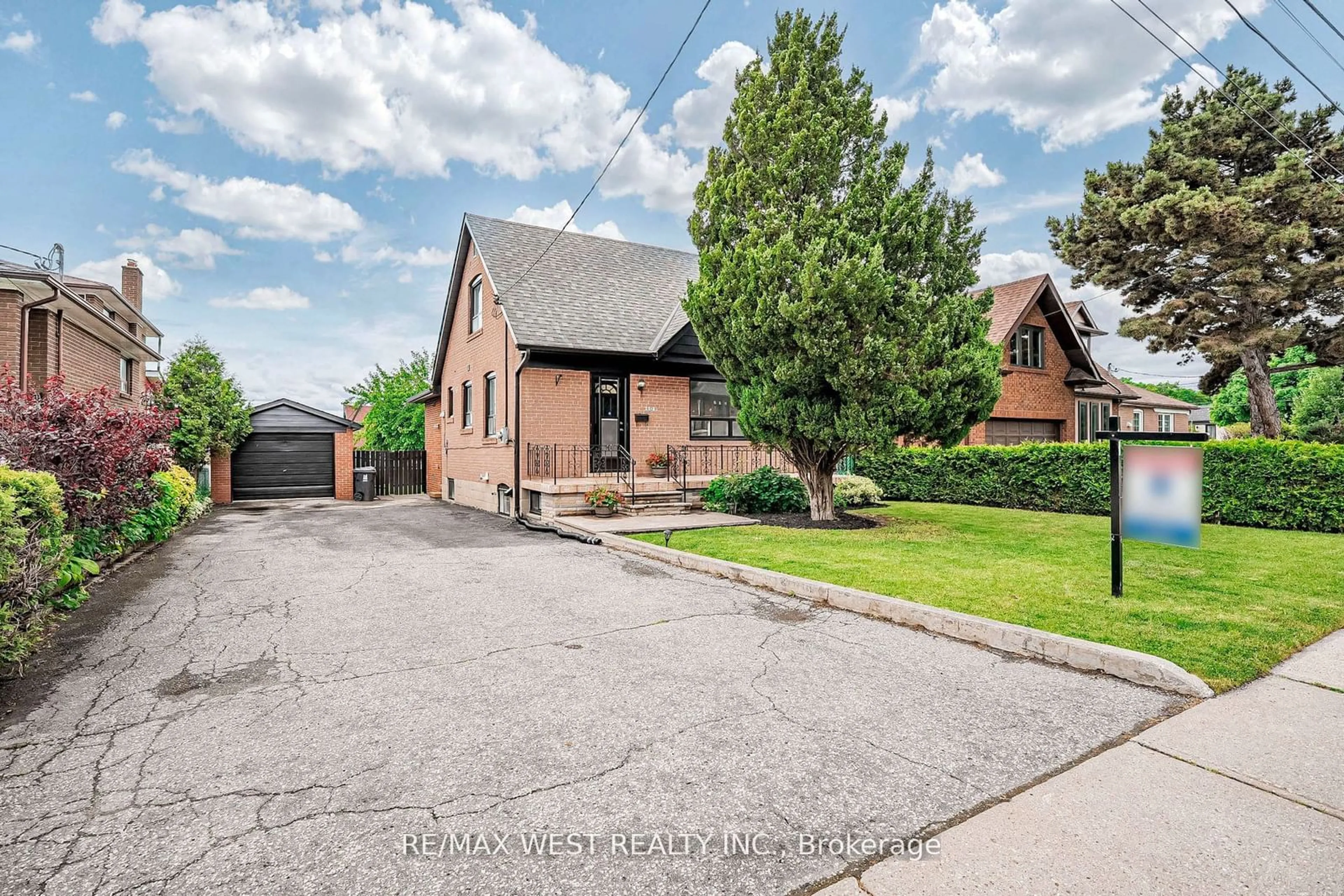 Frontside or backside of a home, the street view for 114 Lexfield Ave, Toronto Ontario M3M 1M8