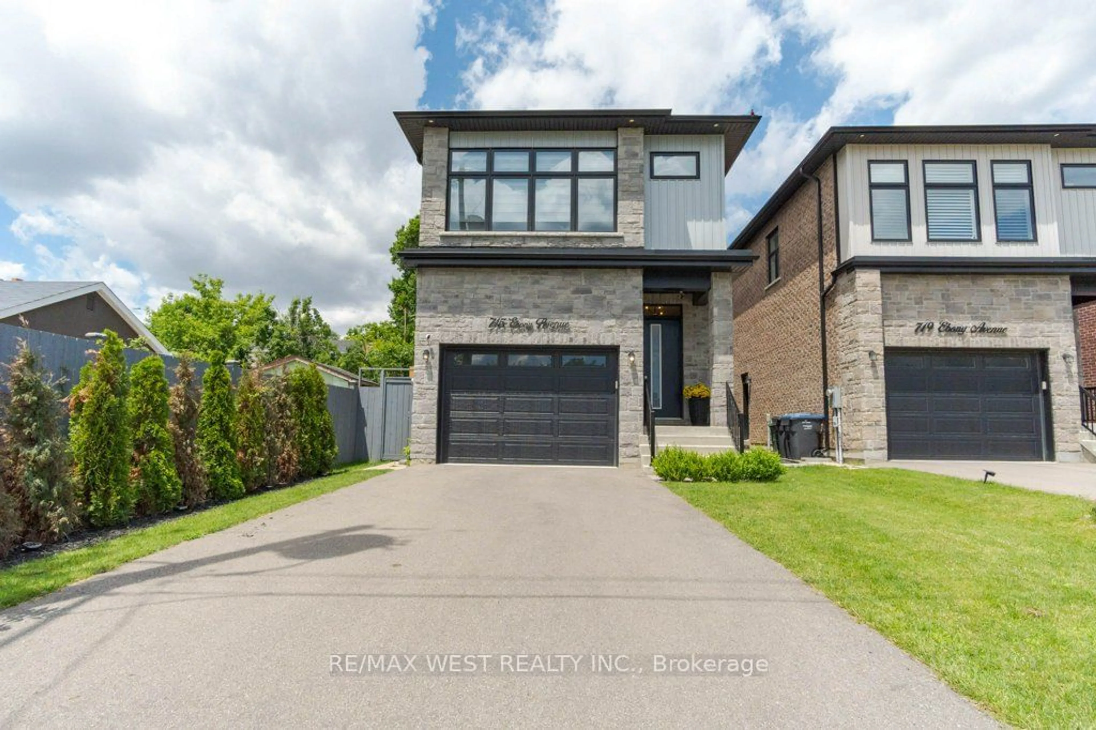 Frontside or backside of a home for 715 Ebony Ave, Mississauga Ontario L5E 1A1