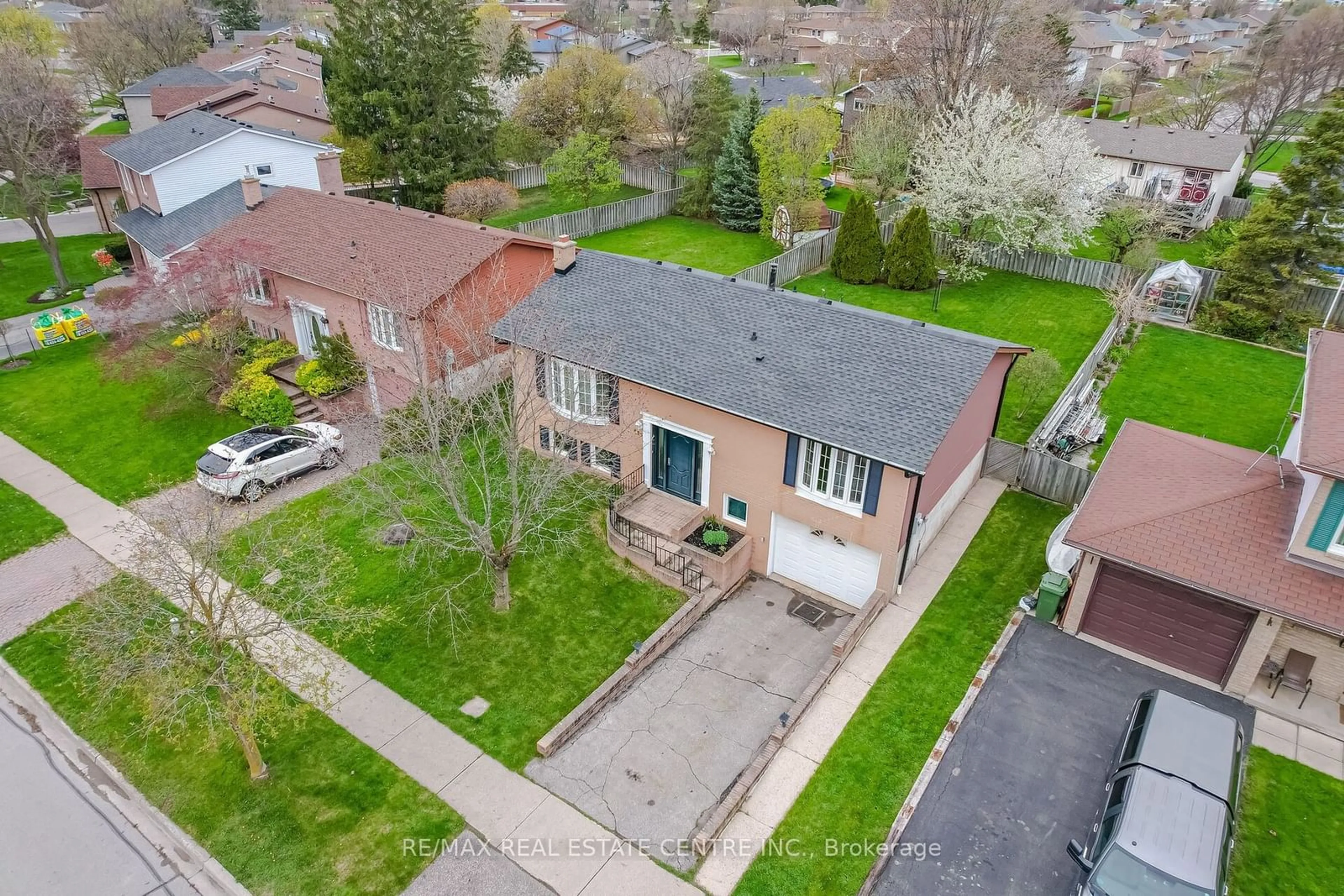 Frontside or backside of a home for 885 Morley Ave, Milton Ontario L9T 4Y2