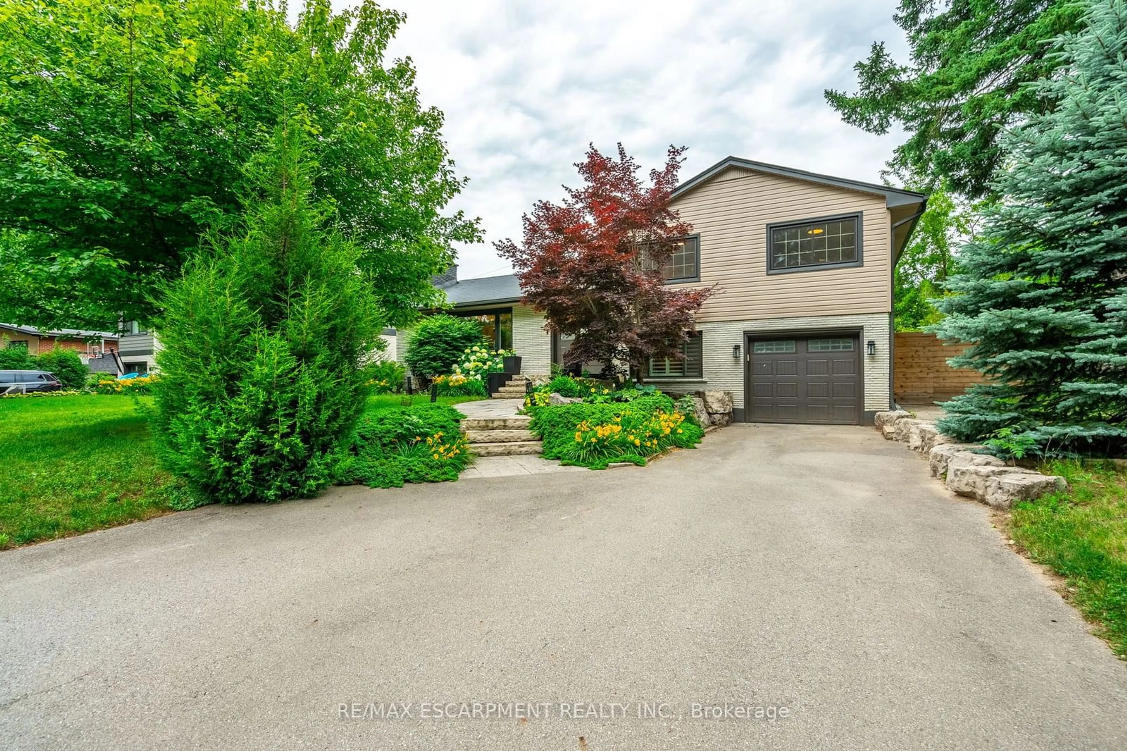 Frontside or backside of a home for 358 Arden Cres, Burlington Ontario L7L 2A8