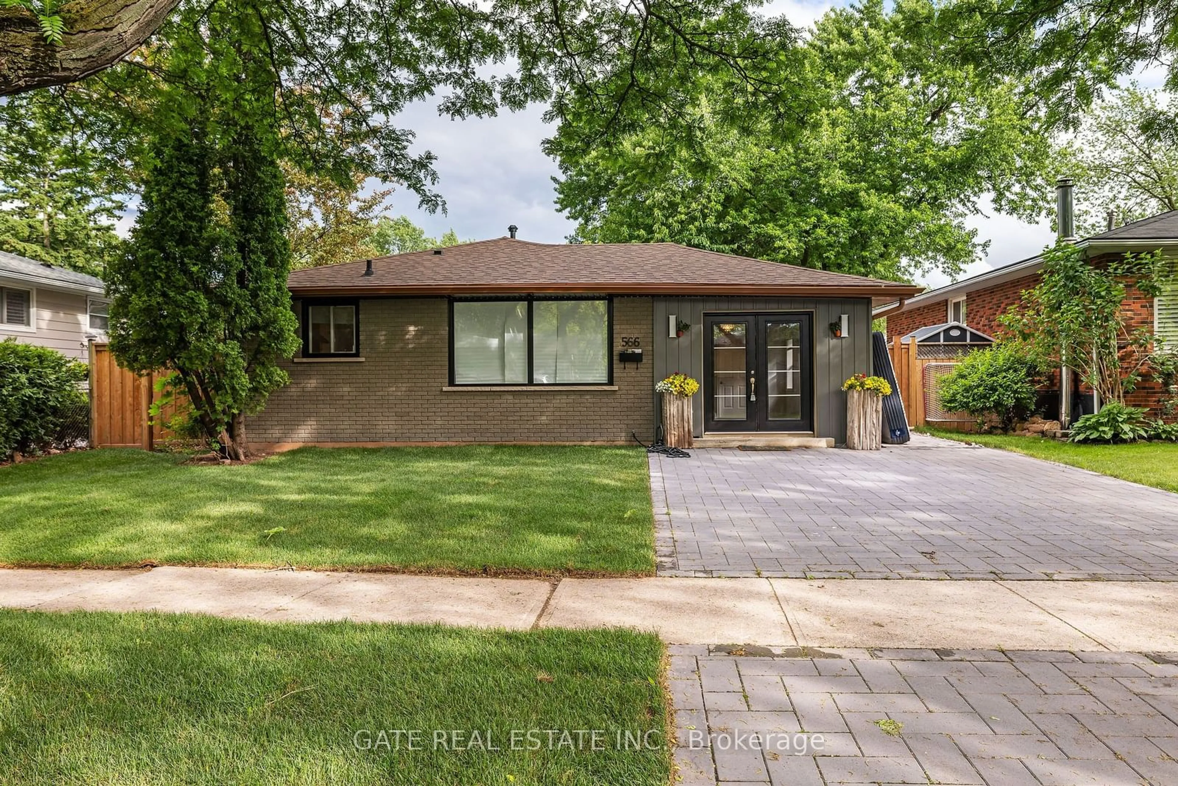 Home with brick exterior material for 566 LOUISE Dr, Burlington Ontario L7L 2T9