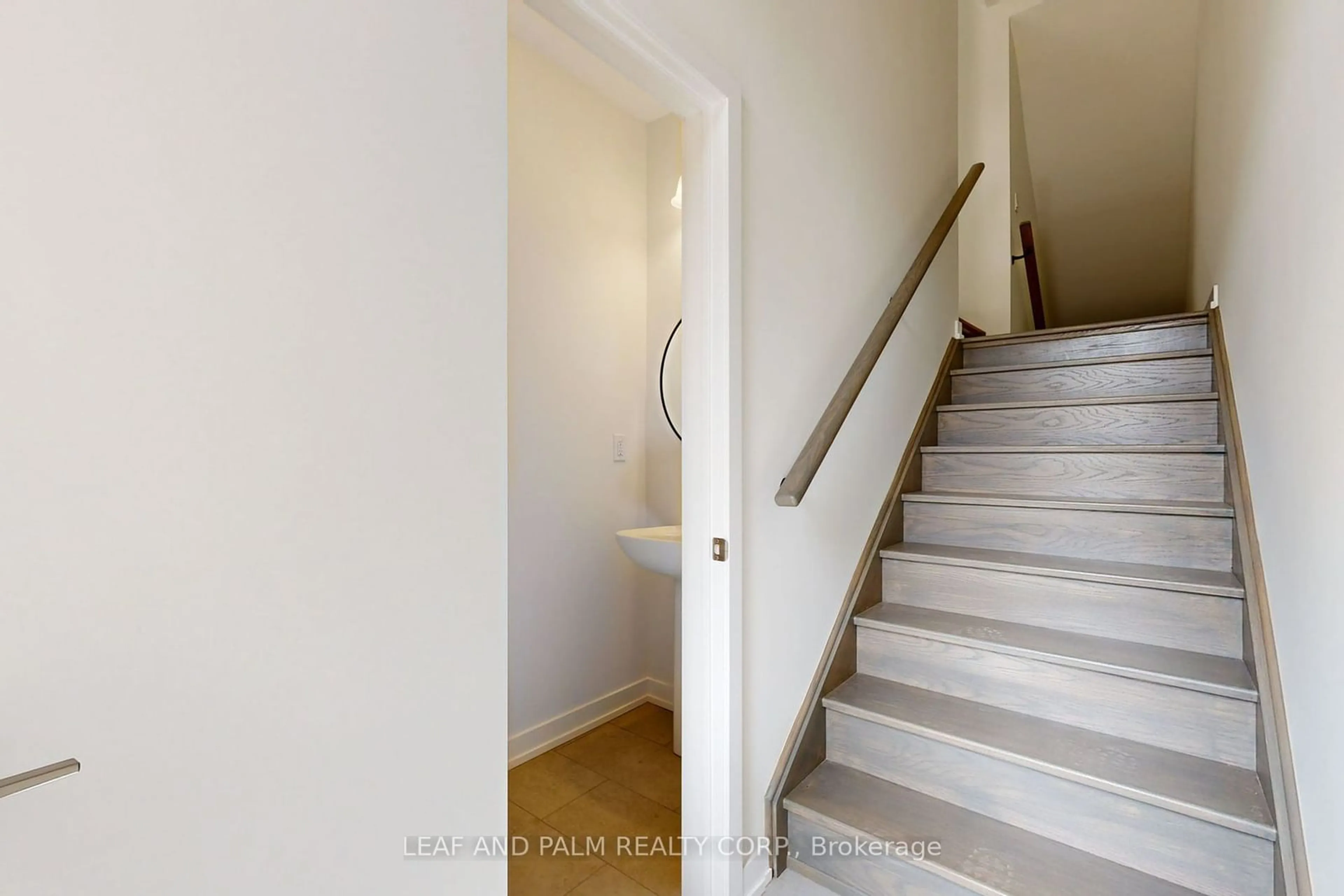 Stairs for 1331 Kaniv St, Oakville Ontario L6M 4L8