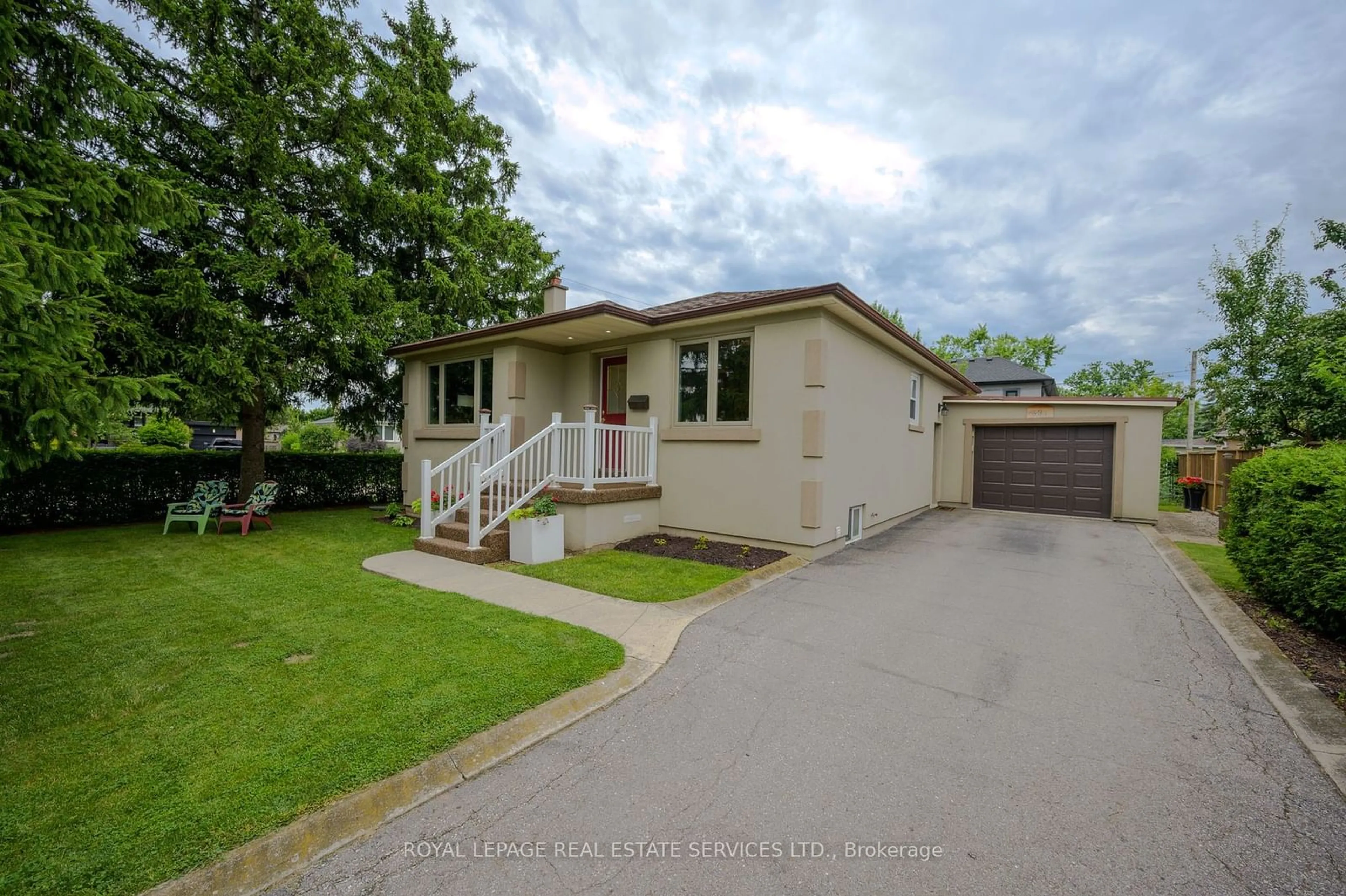 Frontside or backside of a home for 631 Trudale Crt, Oakville Ontario L6L 4H2