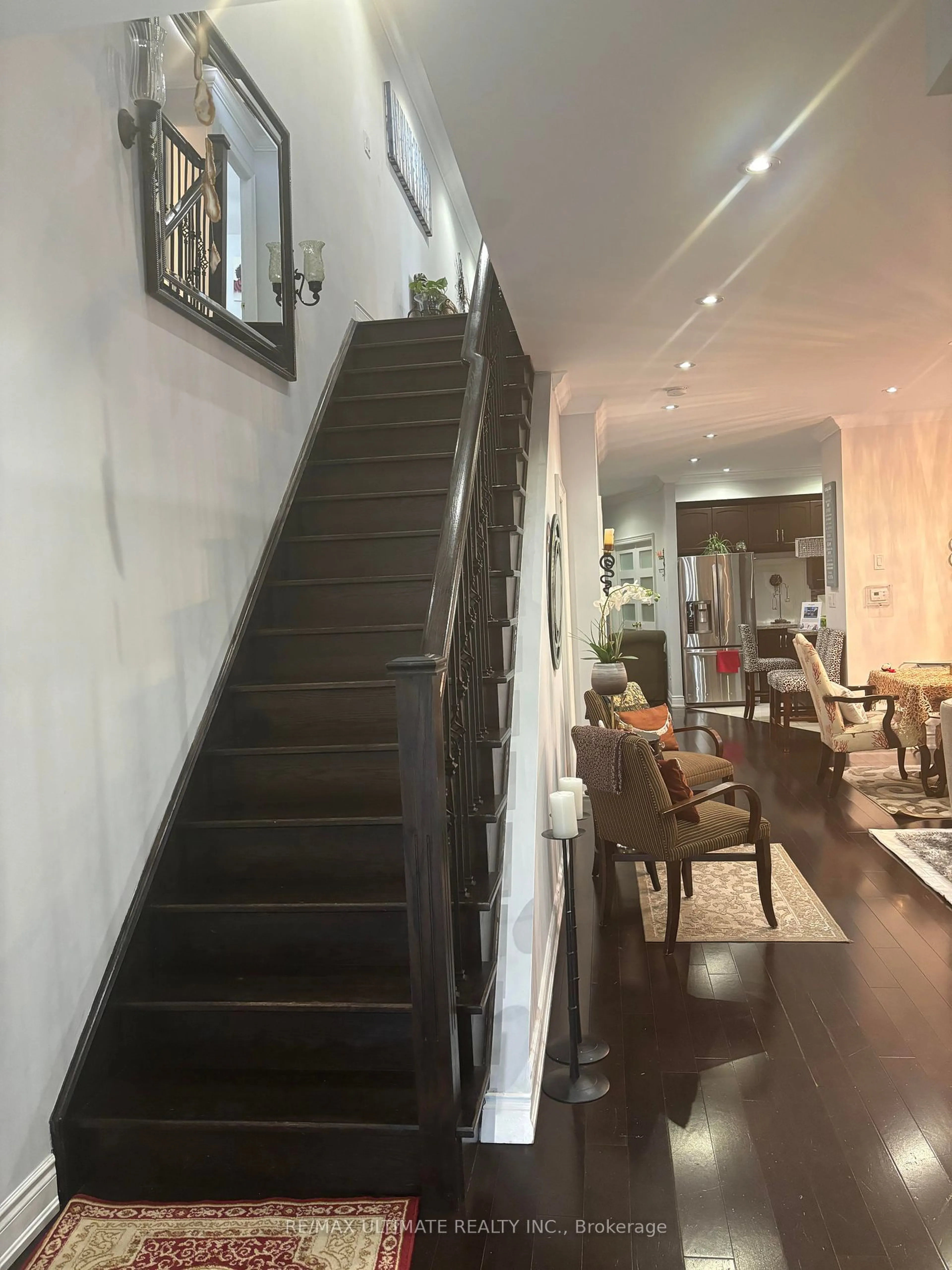 Indoor foyer for 18 Cobalt St, Toronto Ontario M6M 2K2