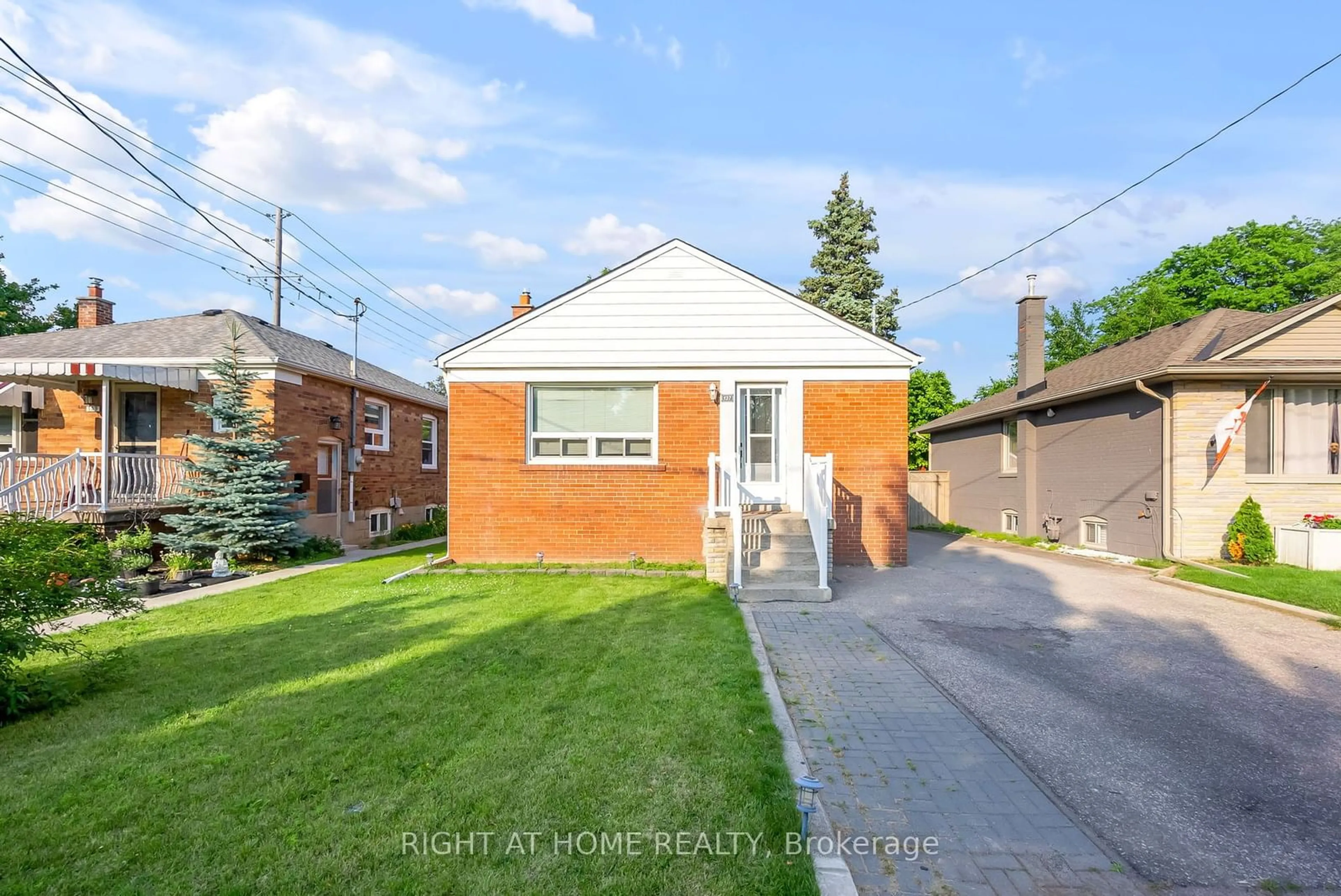 Frontside or backside of a home for 137 North Carson St, Toronto Ontario M8W 4C7