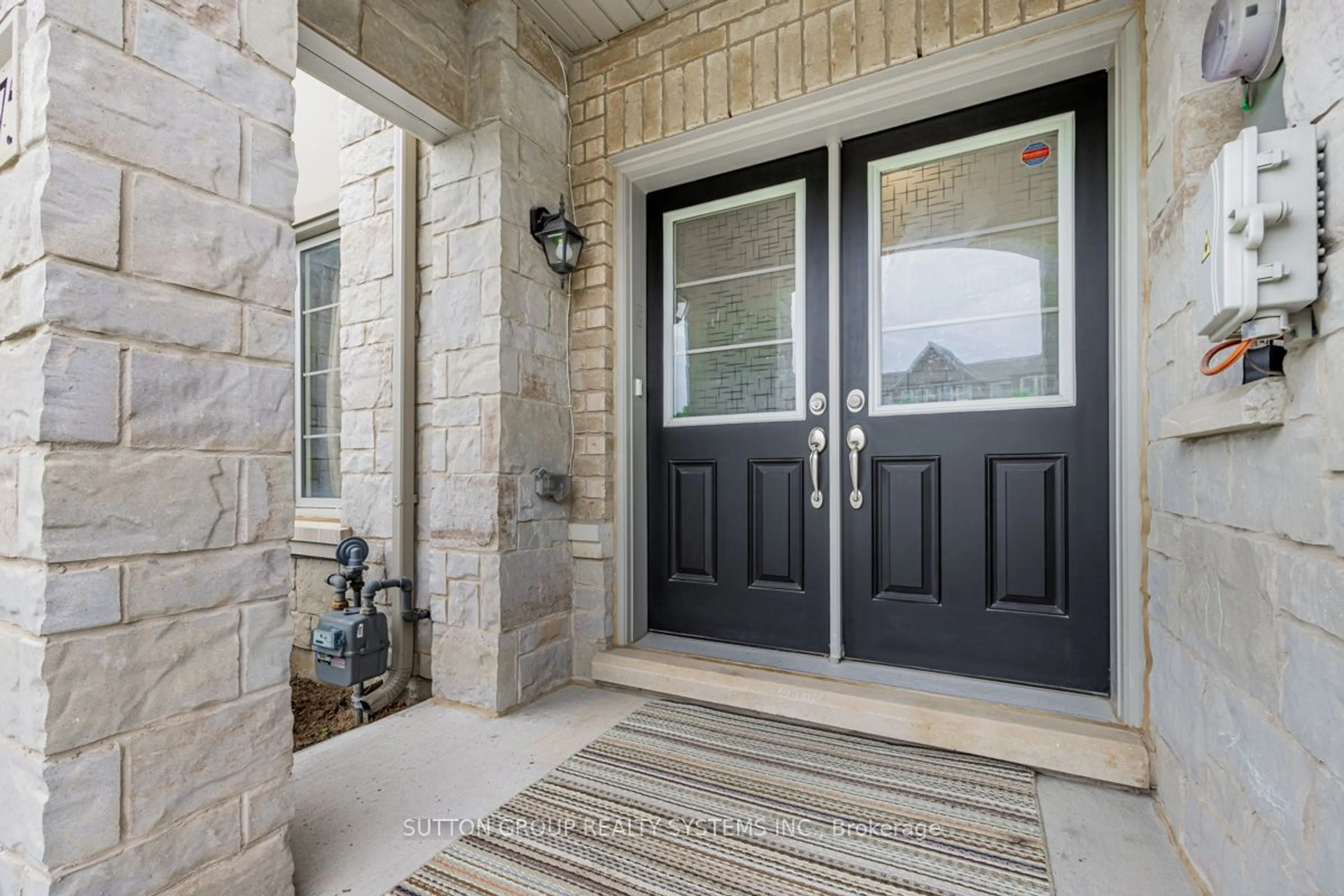 Indoor entryway for 8575 Financial Dr, Brampton Ontario L6Y 6C4