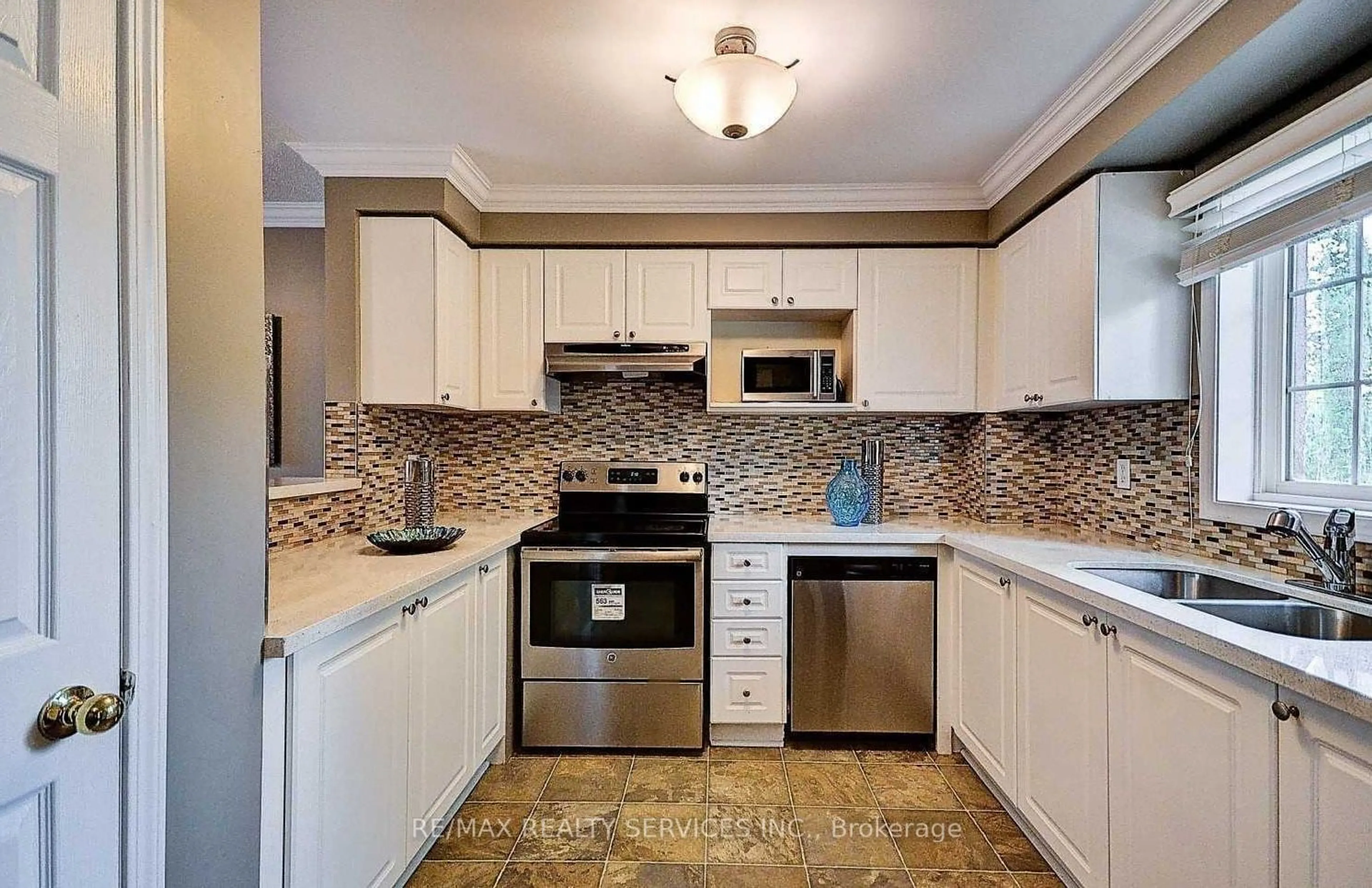 Standard kitchen for 4950 Rathkeale Rd #19, Mississauga Ontario L5V 2L8