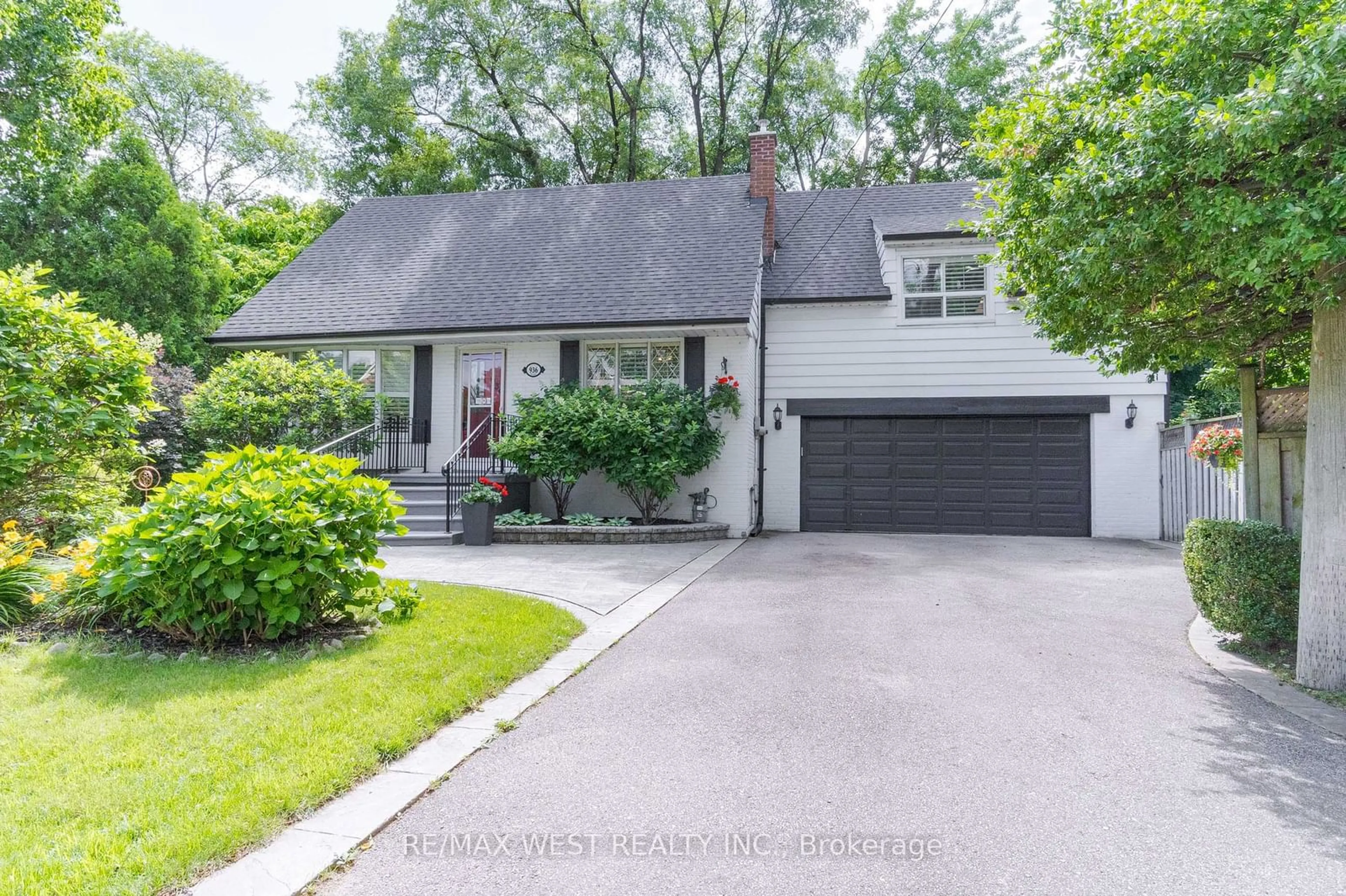 Frontside or backside of a home for 936 Dormer St, Mississauga Ontario L5E 1T5