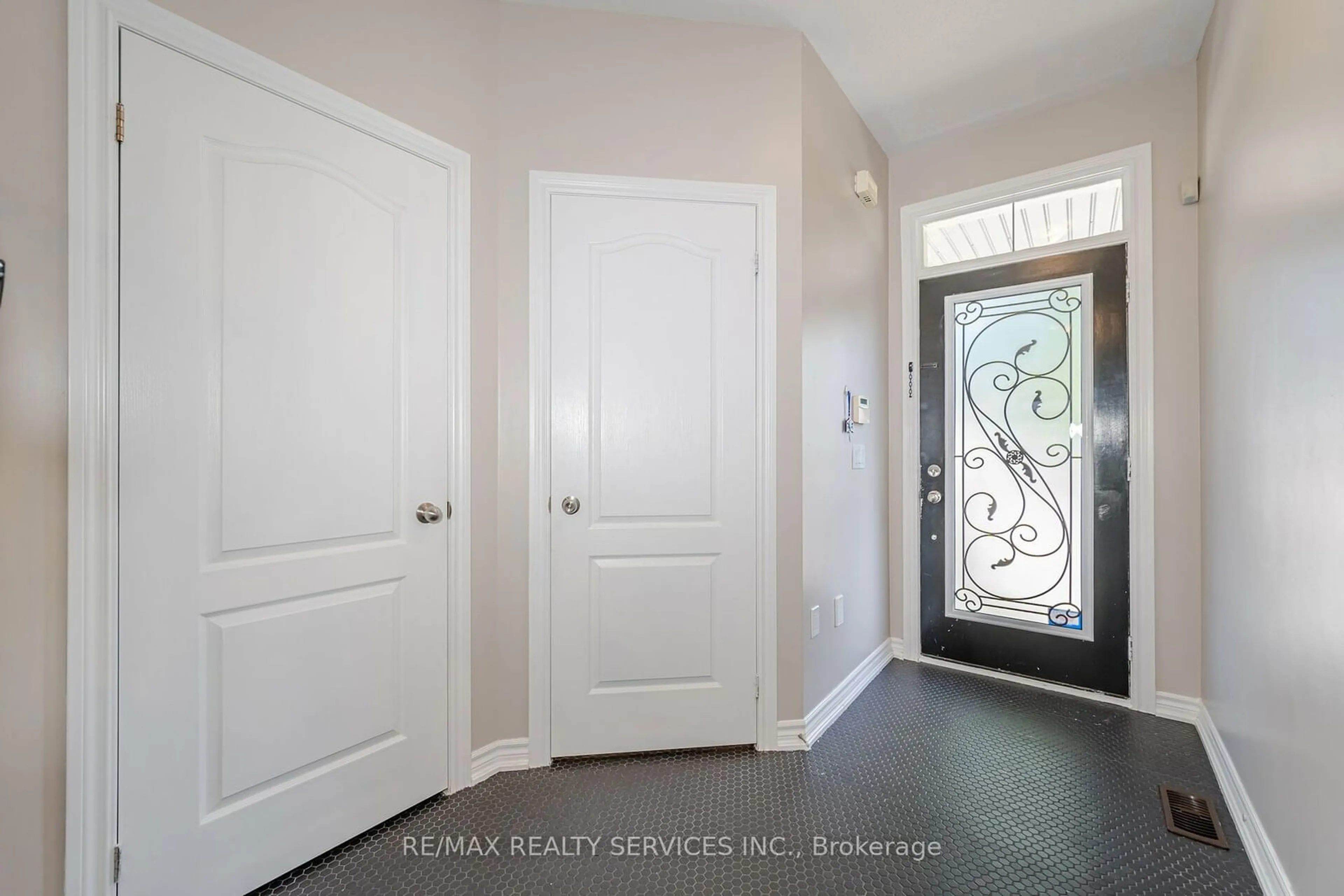 Indoor entryway for 28 Benadir Ave, Caledon Ontario L7C 3N2