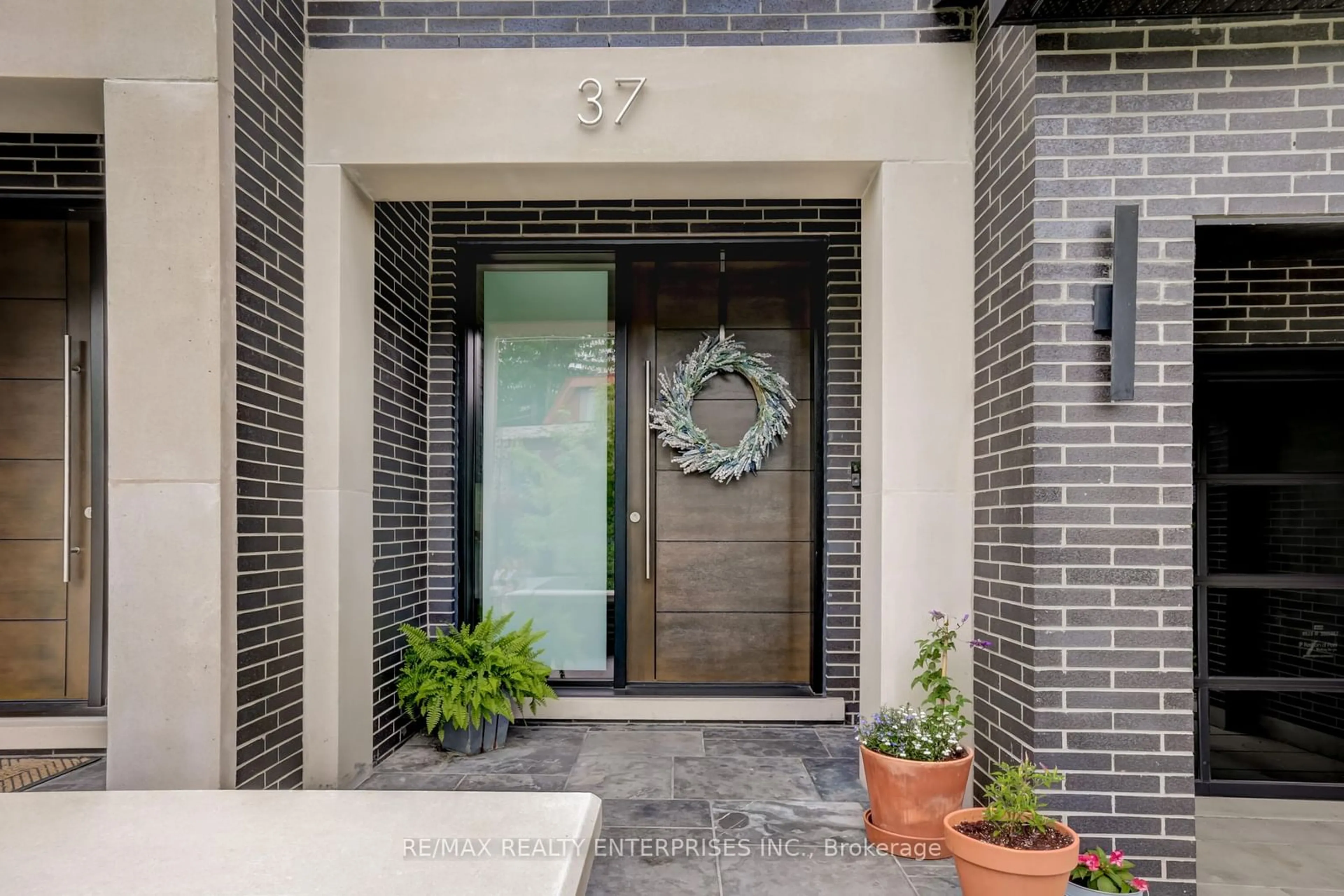 Indoor entryway for 37 Oakwood Ave, Mississauga Ontario L5G 3L9