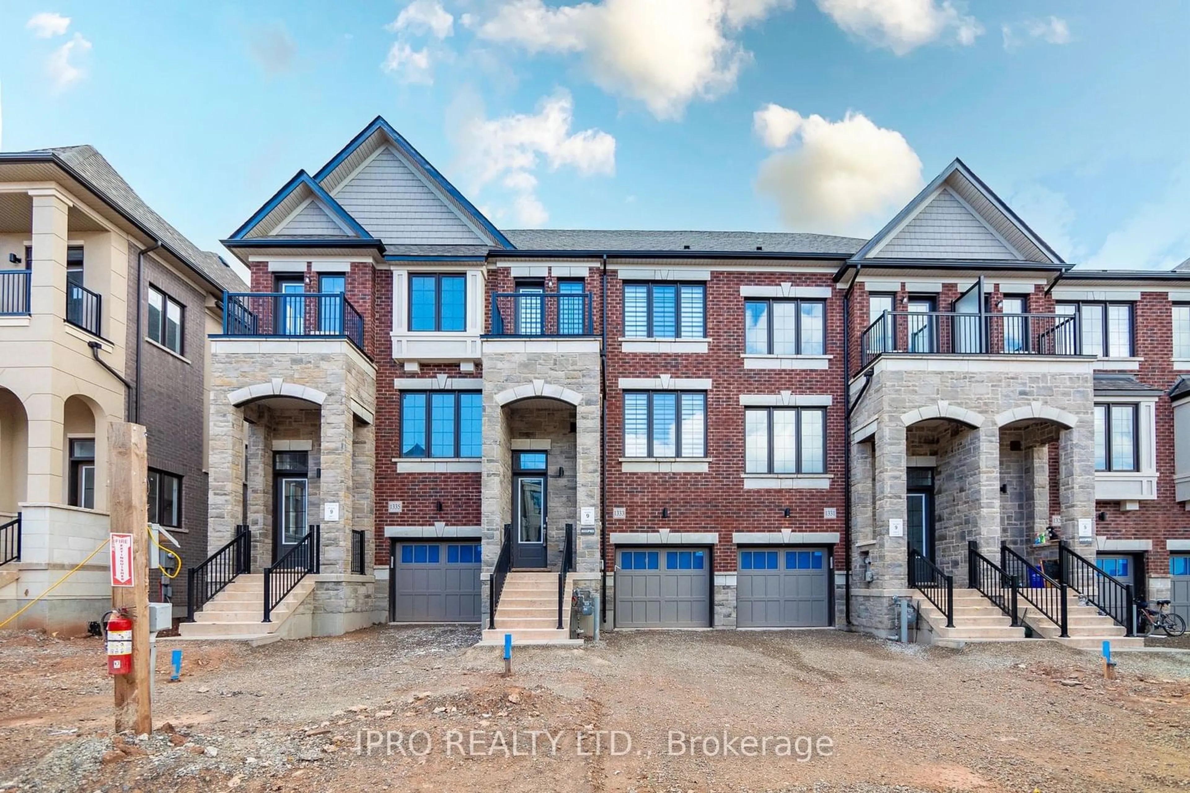 A pic from exterior of the house or condo for 1333 Kaniv St, Oakville Ontario L6M 5R3