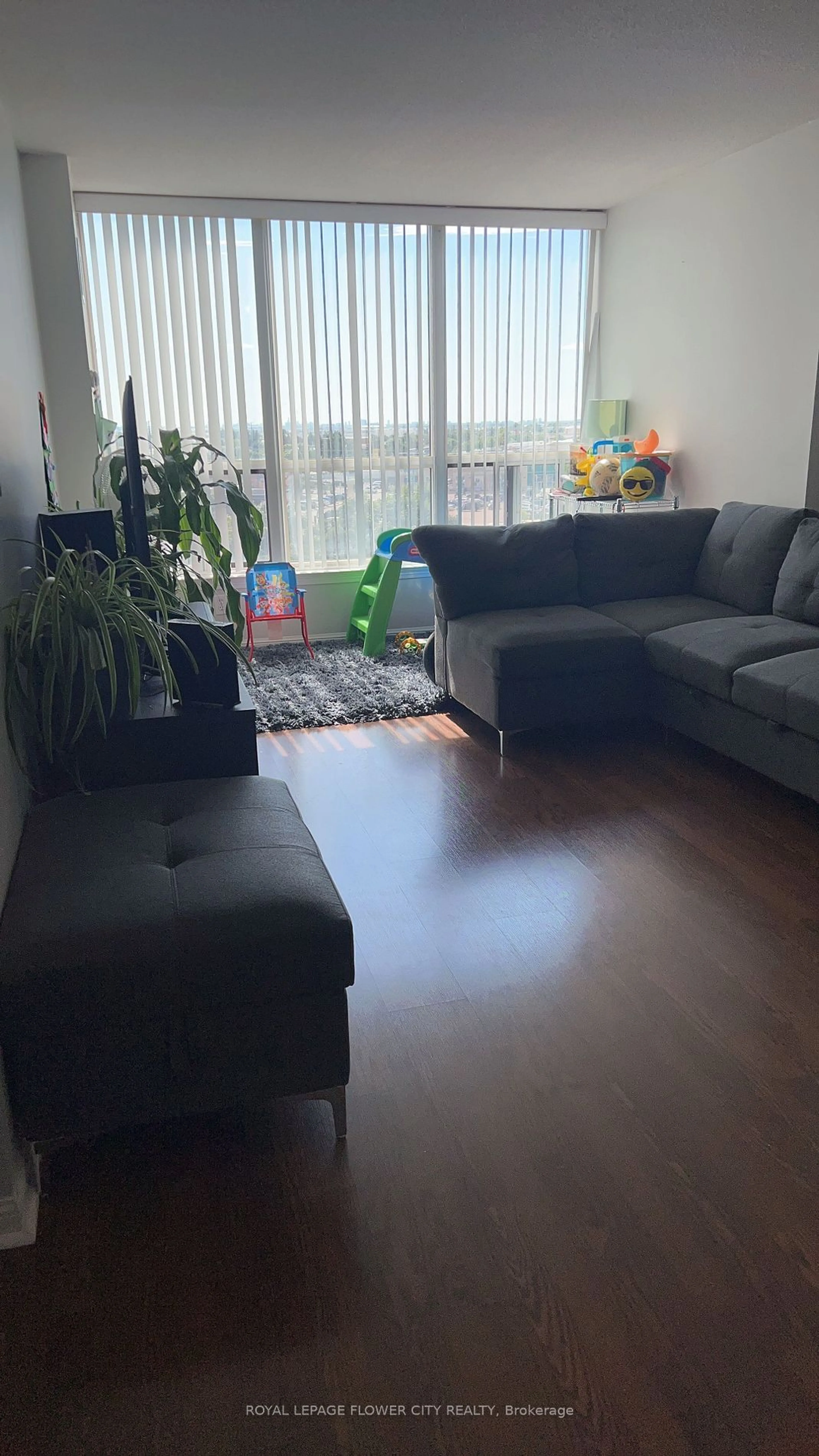 Living room for 10 Laurelcrest St #603, Brampton Ontario L6S 5Y3