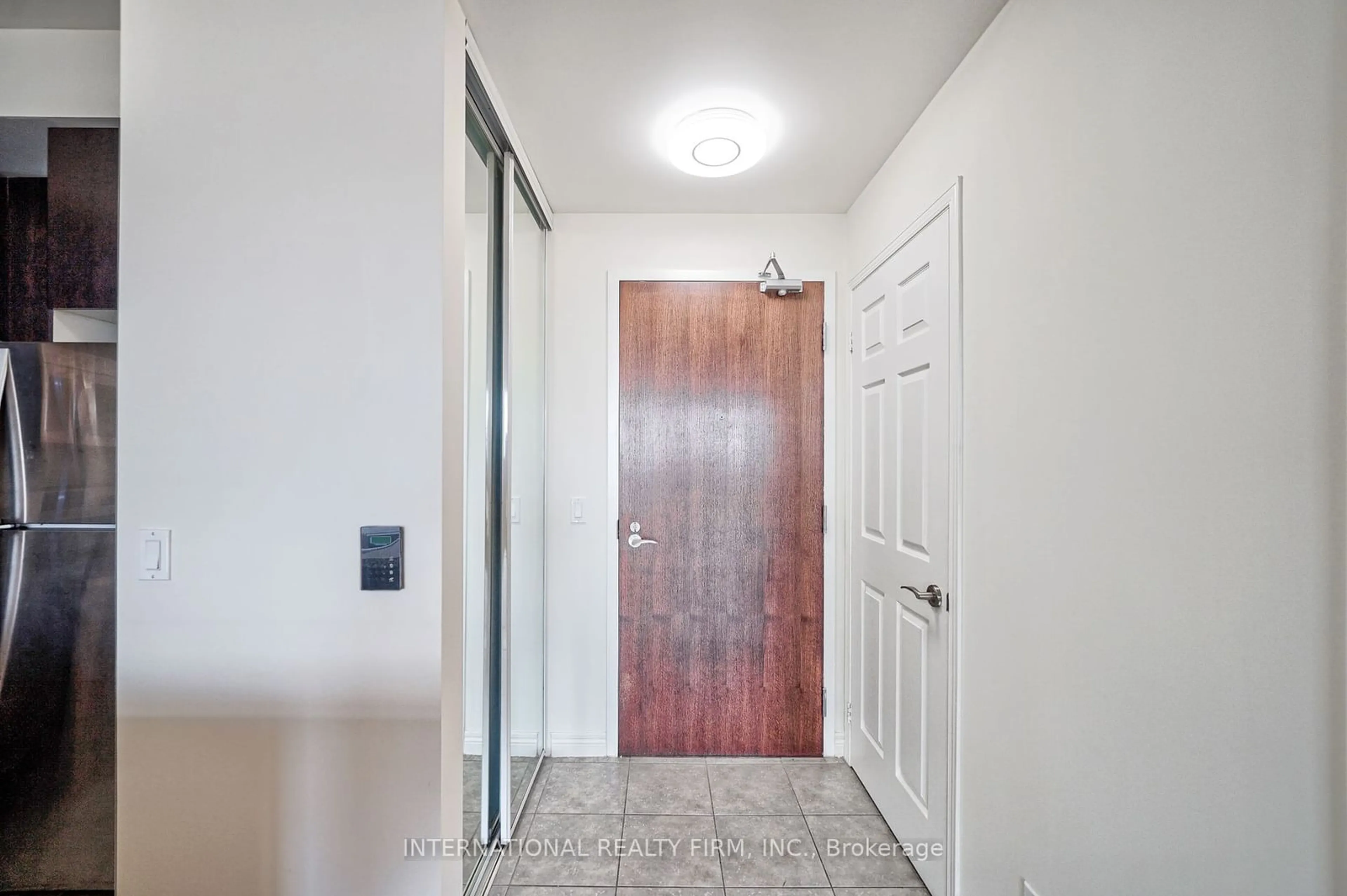 Indoor entryway for 339 Rathburn Rd #1708, Mississauga Ontario L5B 0K6