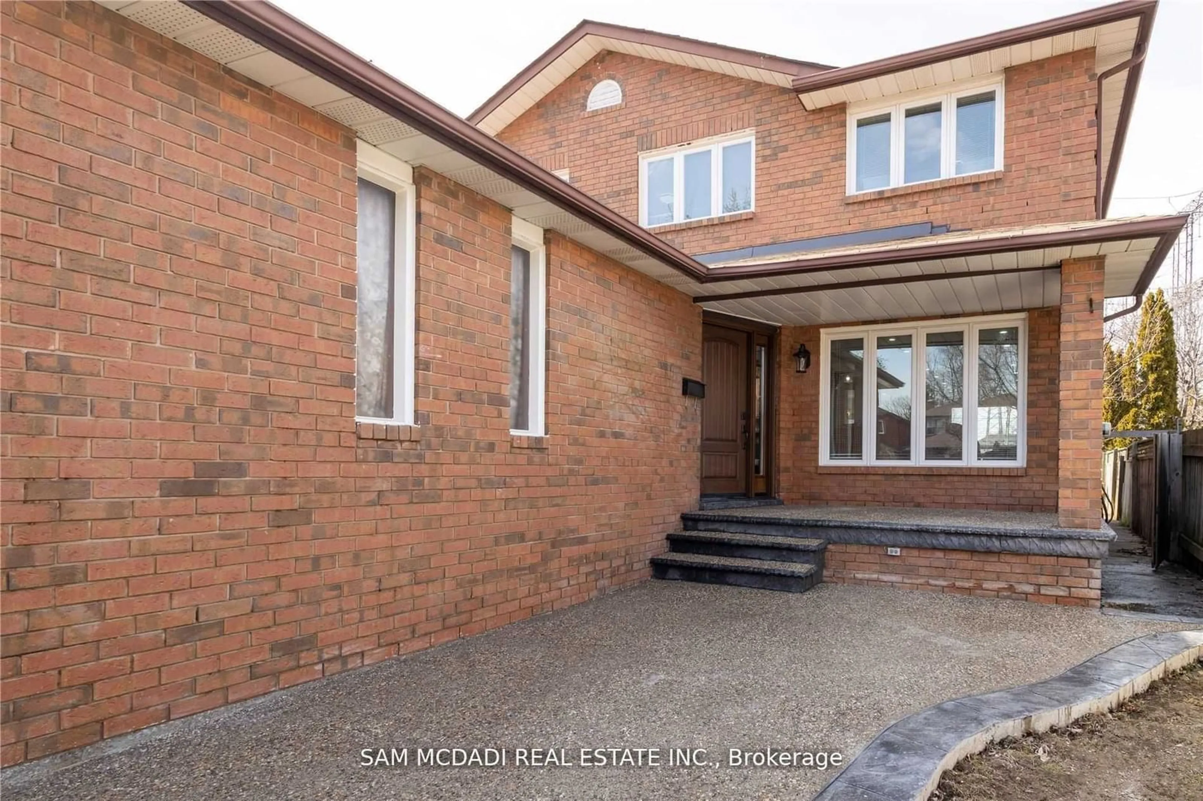 Home with brick exterior material for 1099 Hedge Dr, Mississauga Ontario L4Y 1G3