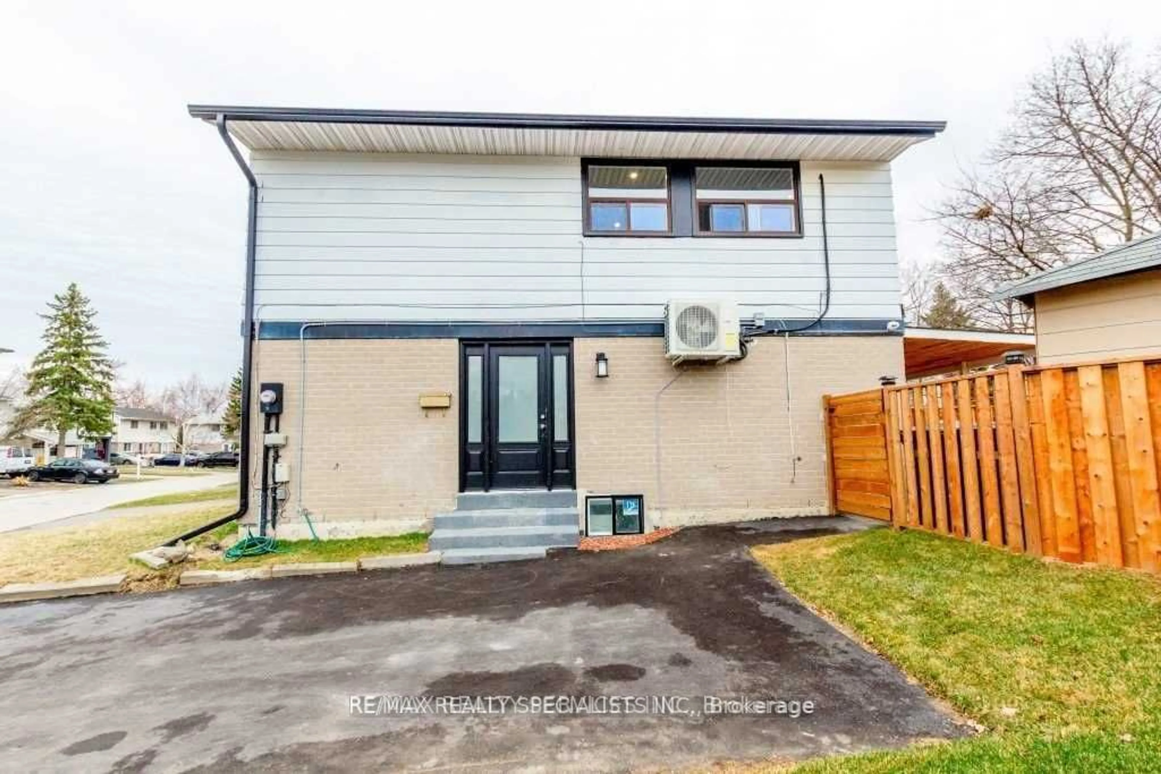 Frontside or backside of a home for 7 Grand Rapids Sq, Brampton Ontario L6S 2H9