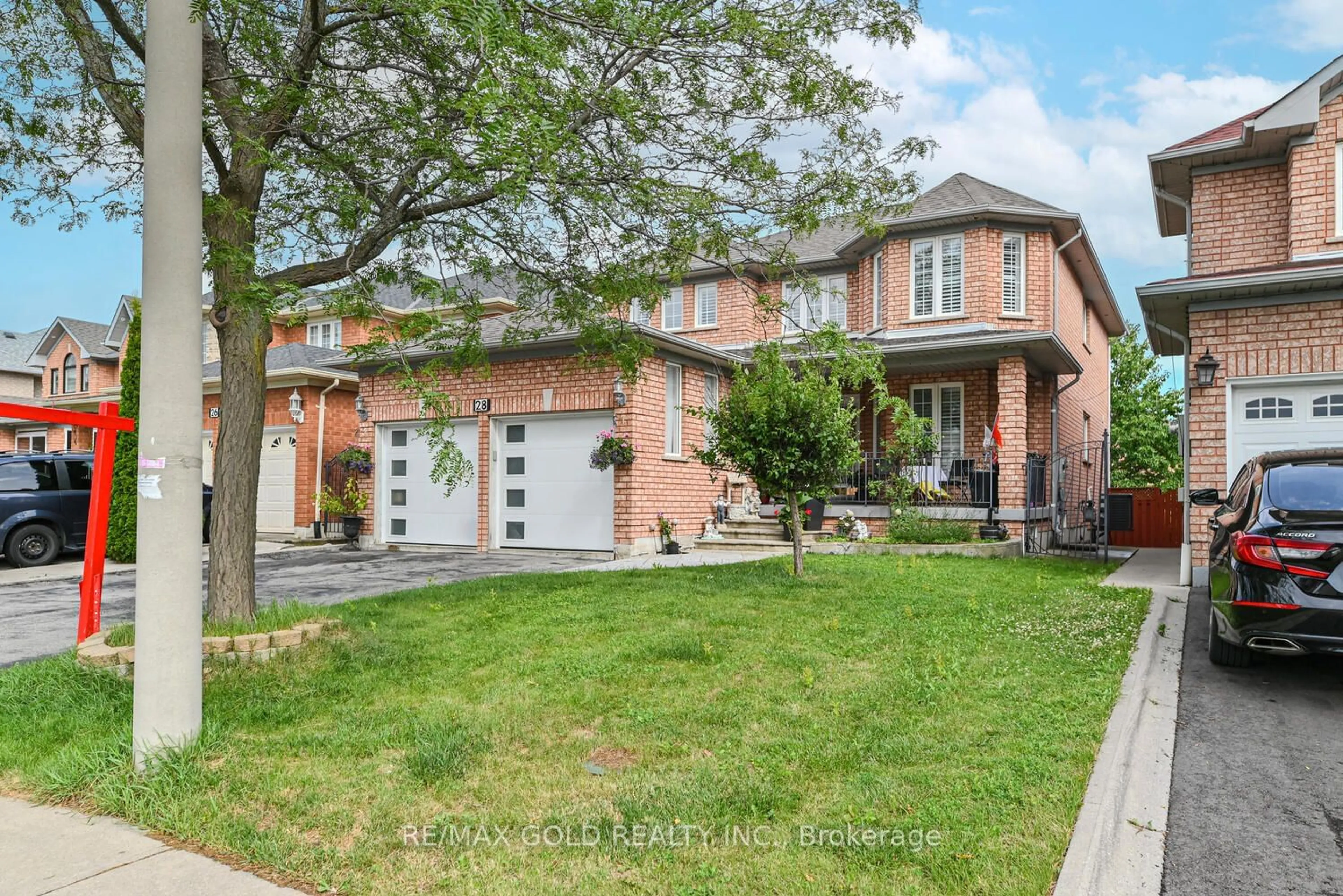 Home with brick exterior material for 28 Dragon Tree Cres, Brampton Ontario L6R 2P6