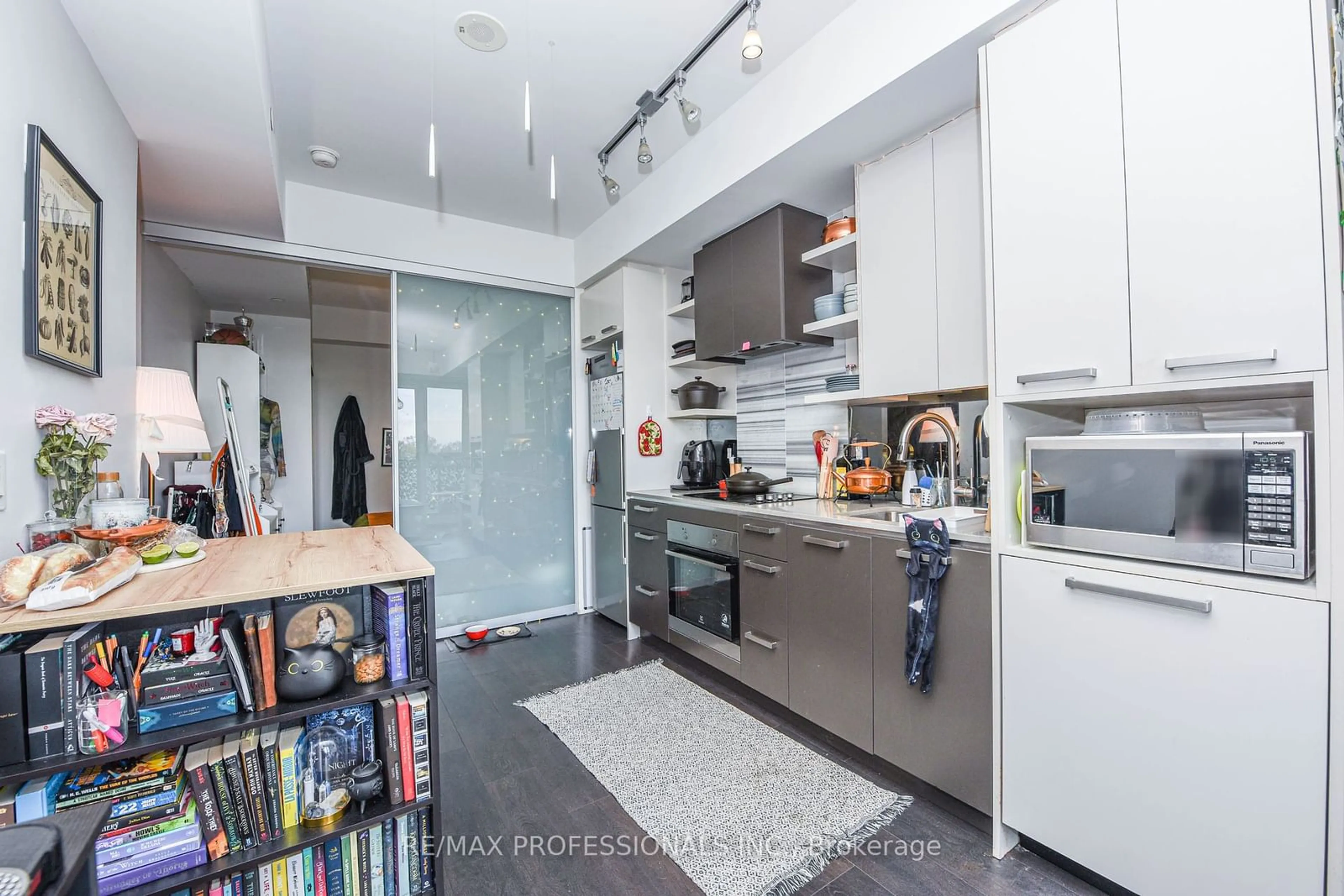 Contemporary kitchen for 1830 Bloor St #622, Toronto Ontario M6P 3K6