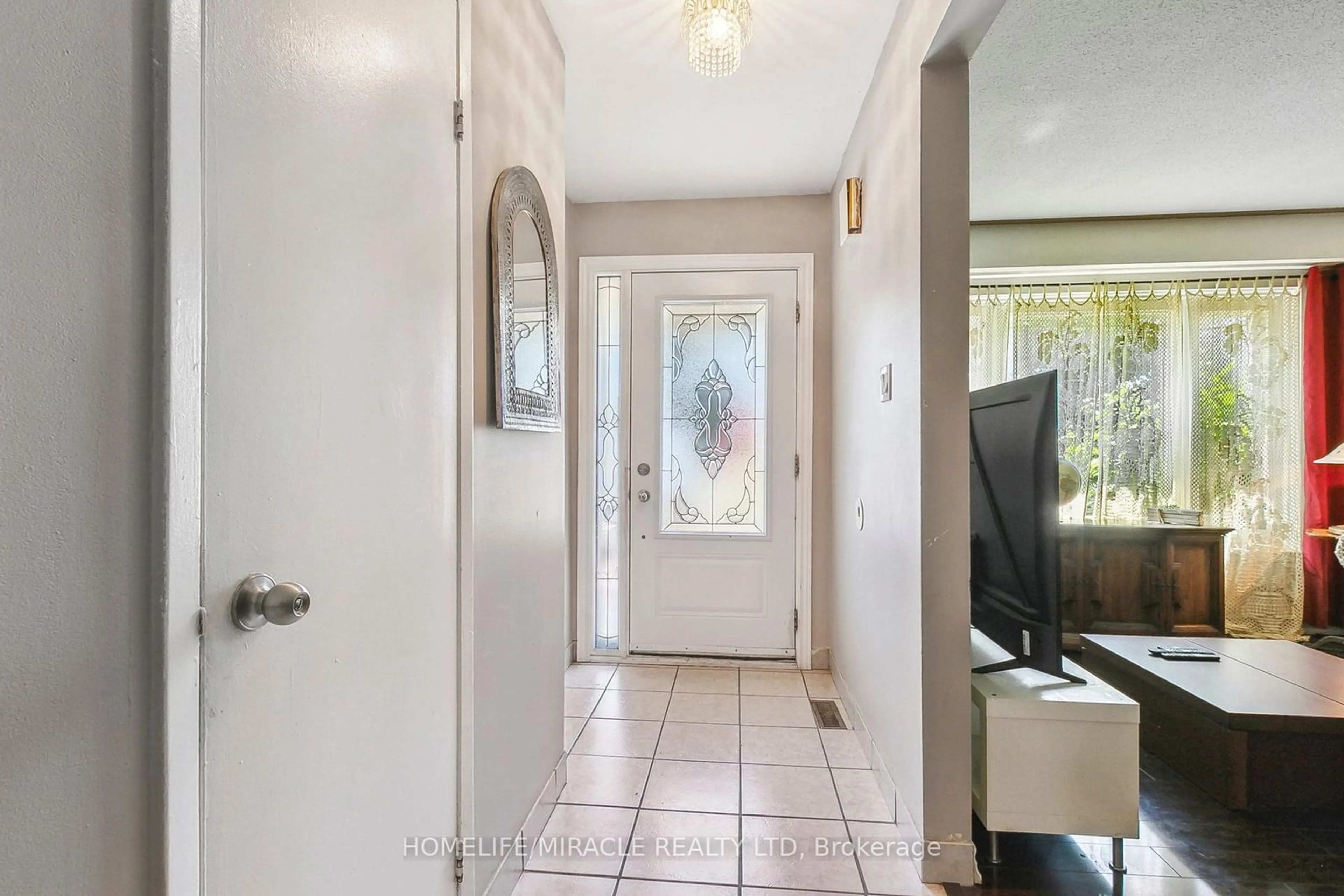 Indoor entryway for 3094 Redbank Cres, Mississauga Ontario L4T 1V1