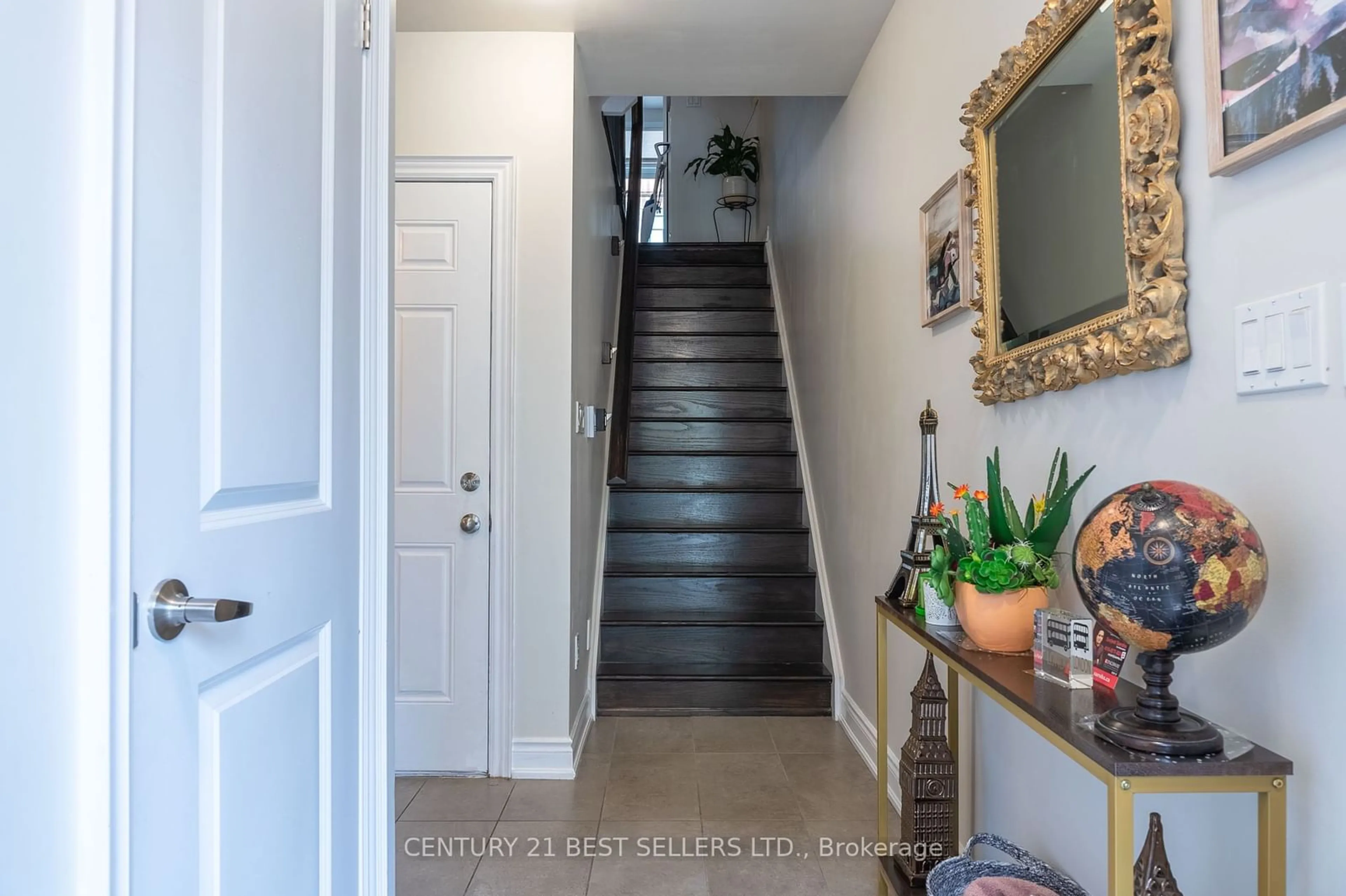 Indoor entryway for 2027 Queensborough Gate, Mississauga Ontario L5M 0X9