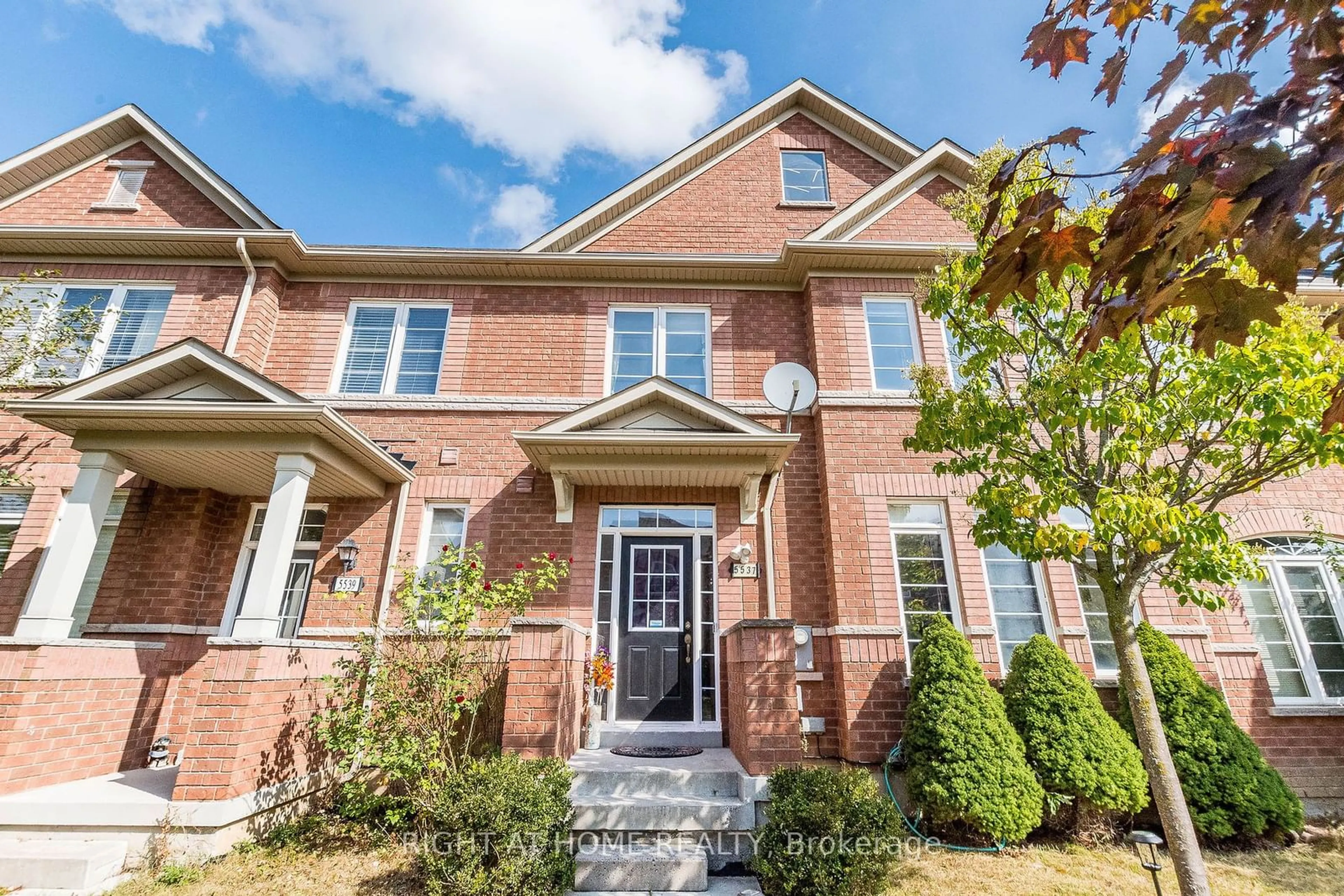 Home with brick exterior material for 5537 Waterwind Cres, Mississauga Ontario L5M 0G4