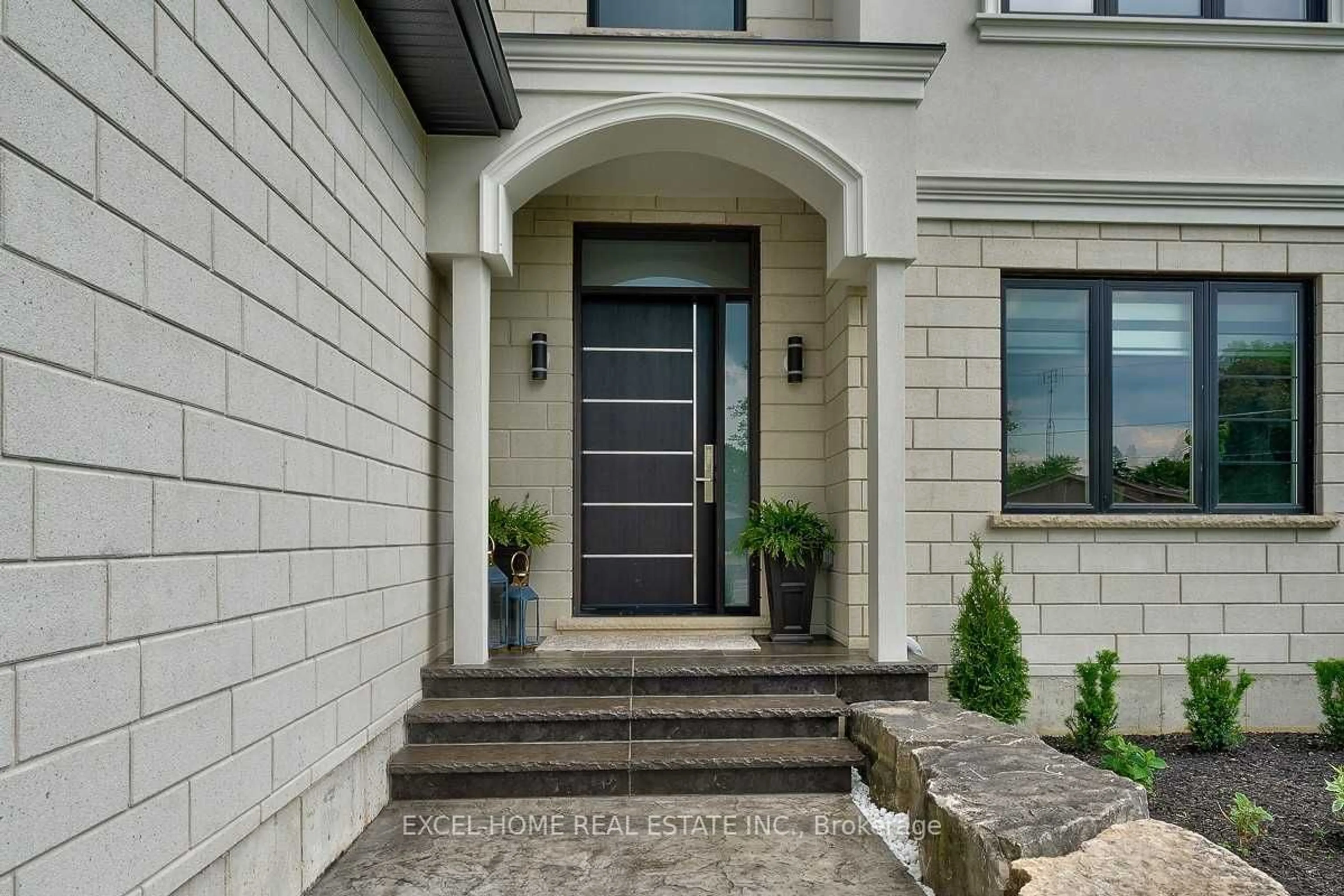 Indoor entryway for 108 Meadowbrook Dr, Milton Ontario L9T 2B6