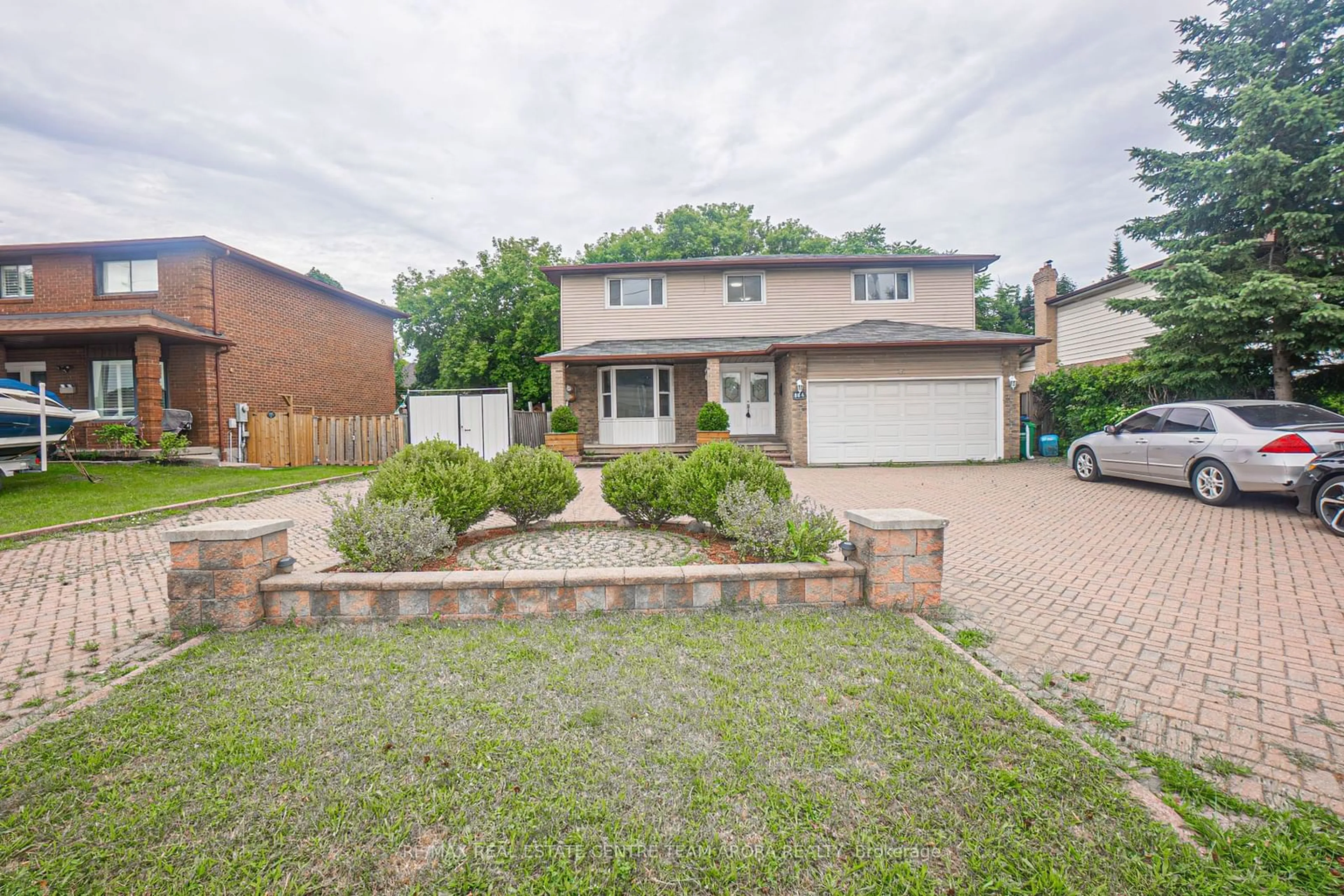 Frontside or backside of a home for 884 South Service Rd, Mississauga Ontario L5E 1T9