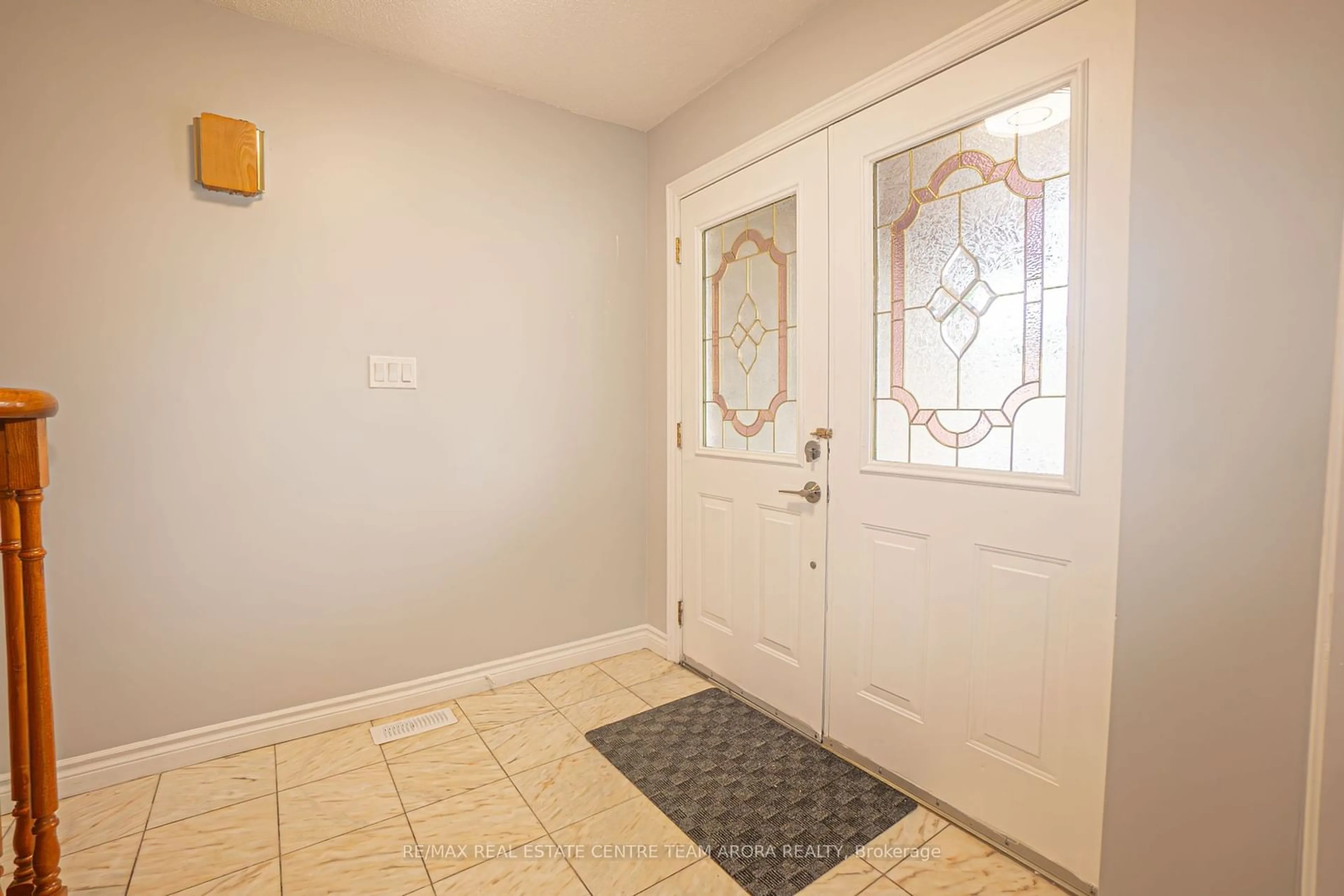 Indoor entryway for 884 South Service Rd, Mississauga Ontario L5E 1T9