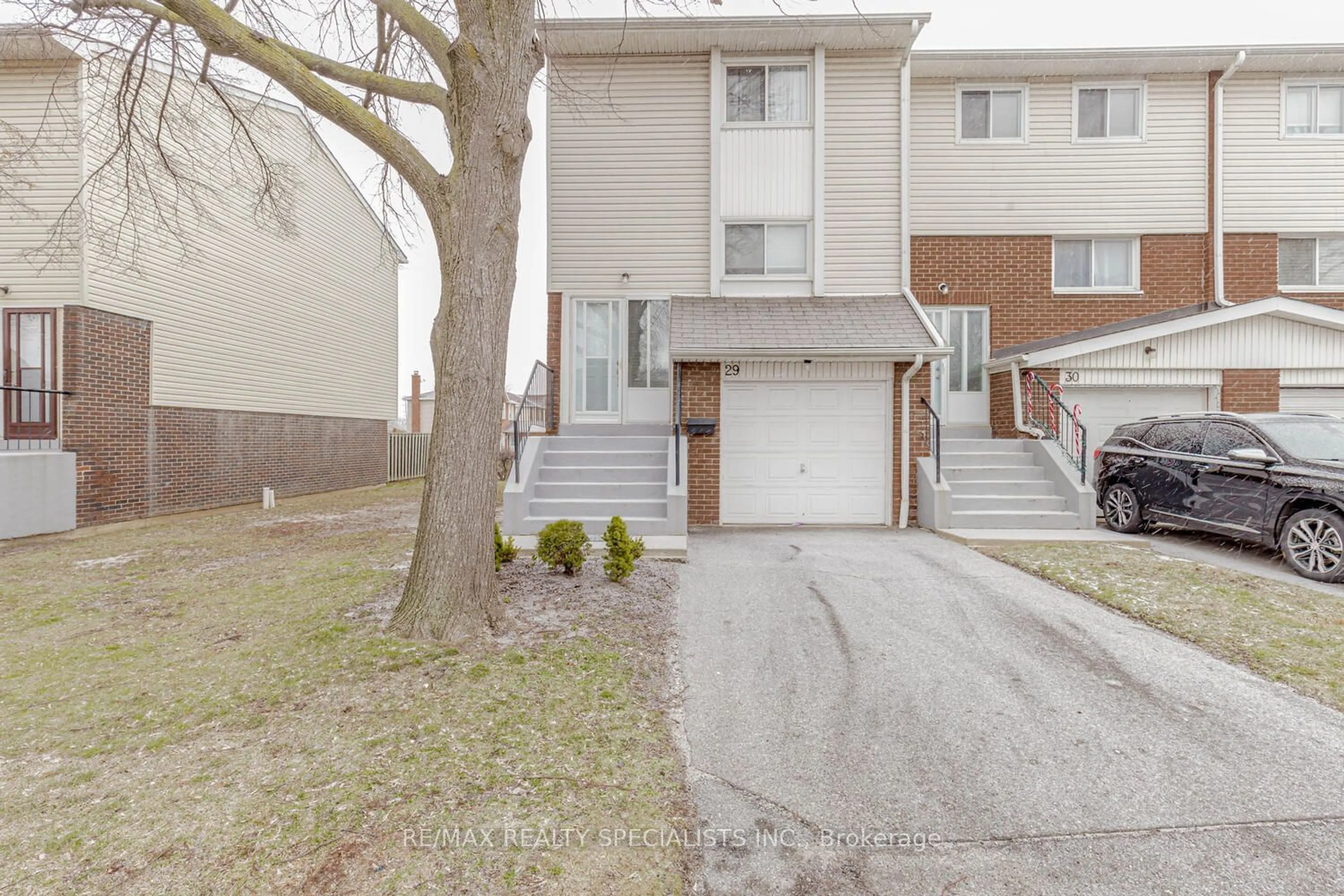 A pic from exterior of the house or condo for 29 Sandringham Crt, Brampton Ontario L6T 3Z3