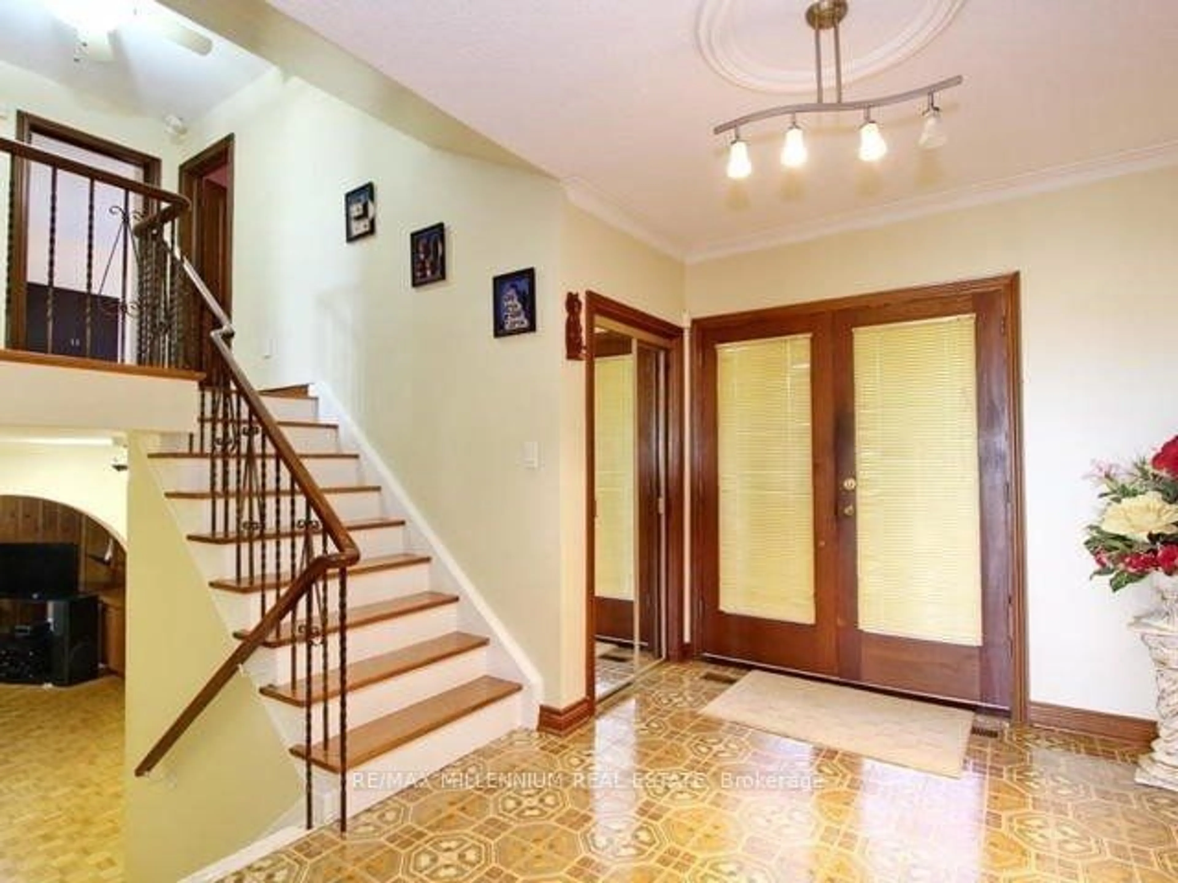 Indoor foyer for 8387 Mayfield Rd, Brampton Ontario L6P 0H5