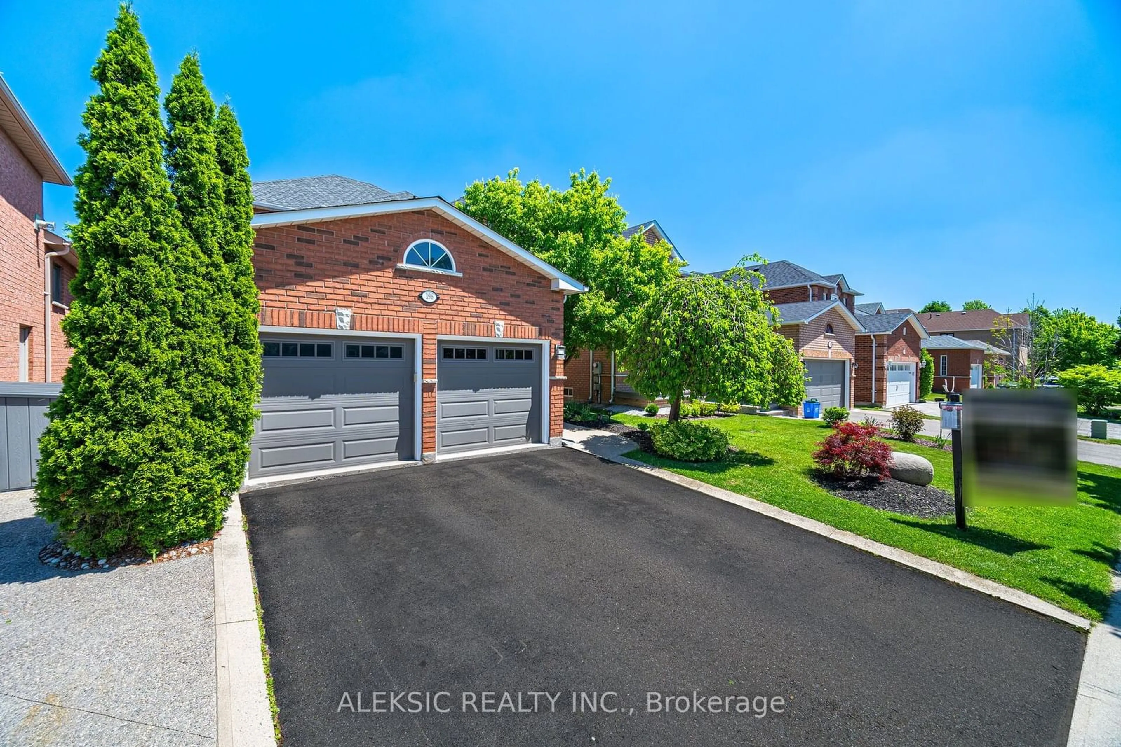 Frontside or backside of a home for 196 Eaton St, Halton Hills Ontario L7G 5Y2