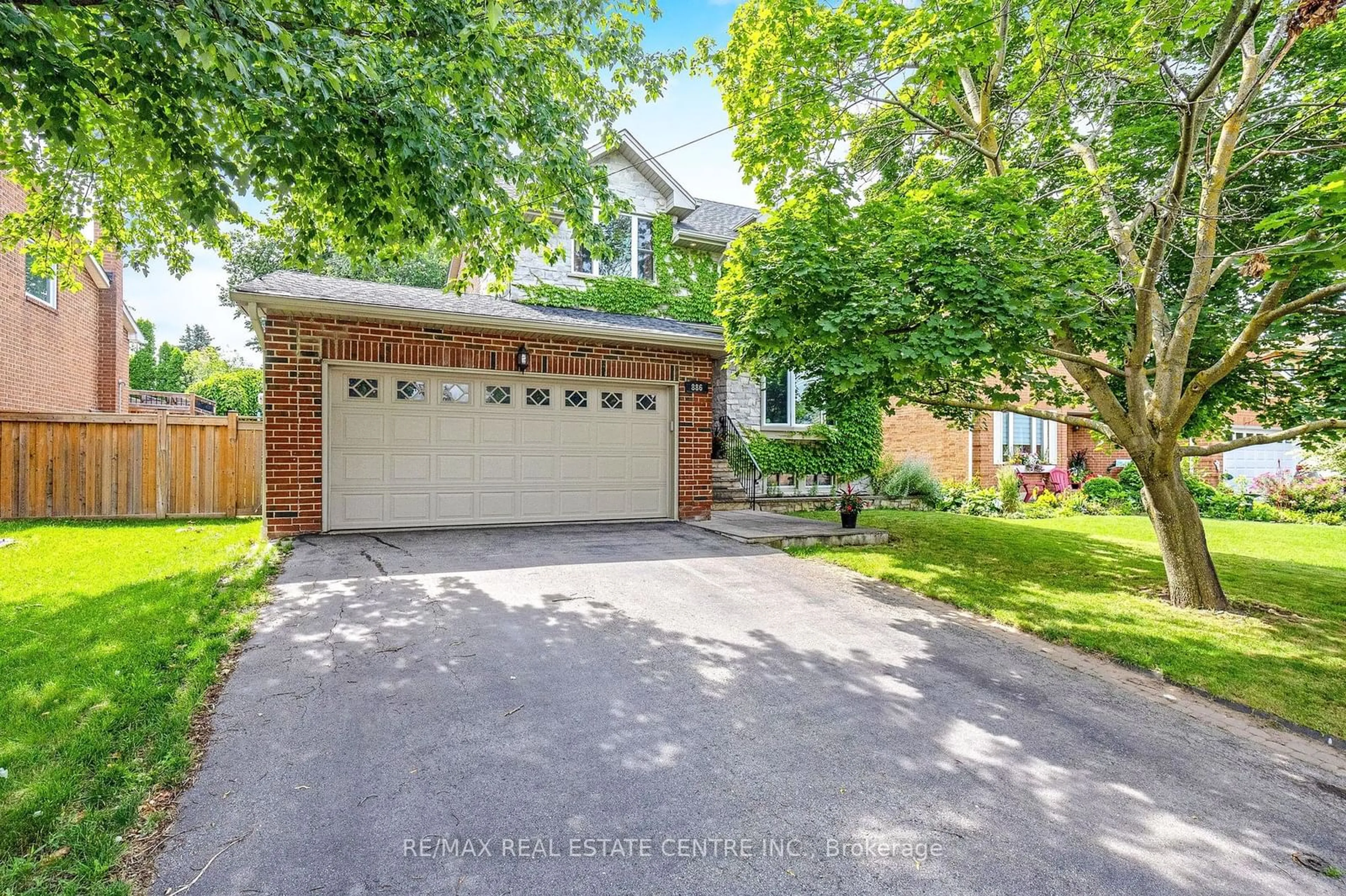 Frontside or backside of a home for 886 Childs Dr, Milton Ontario L9T 4J6