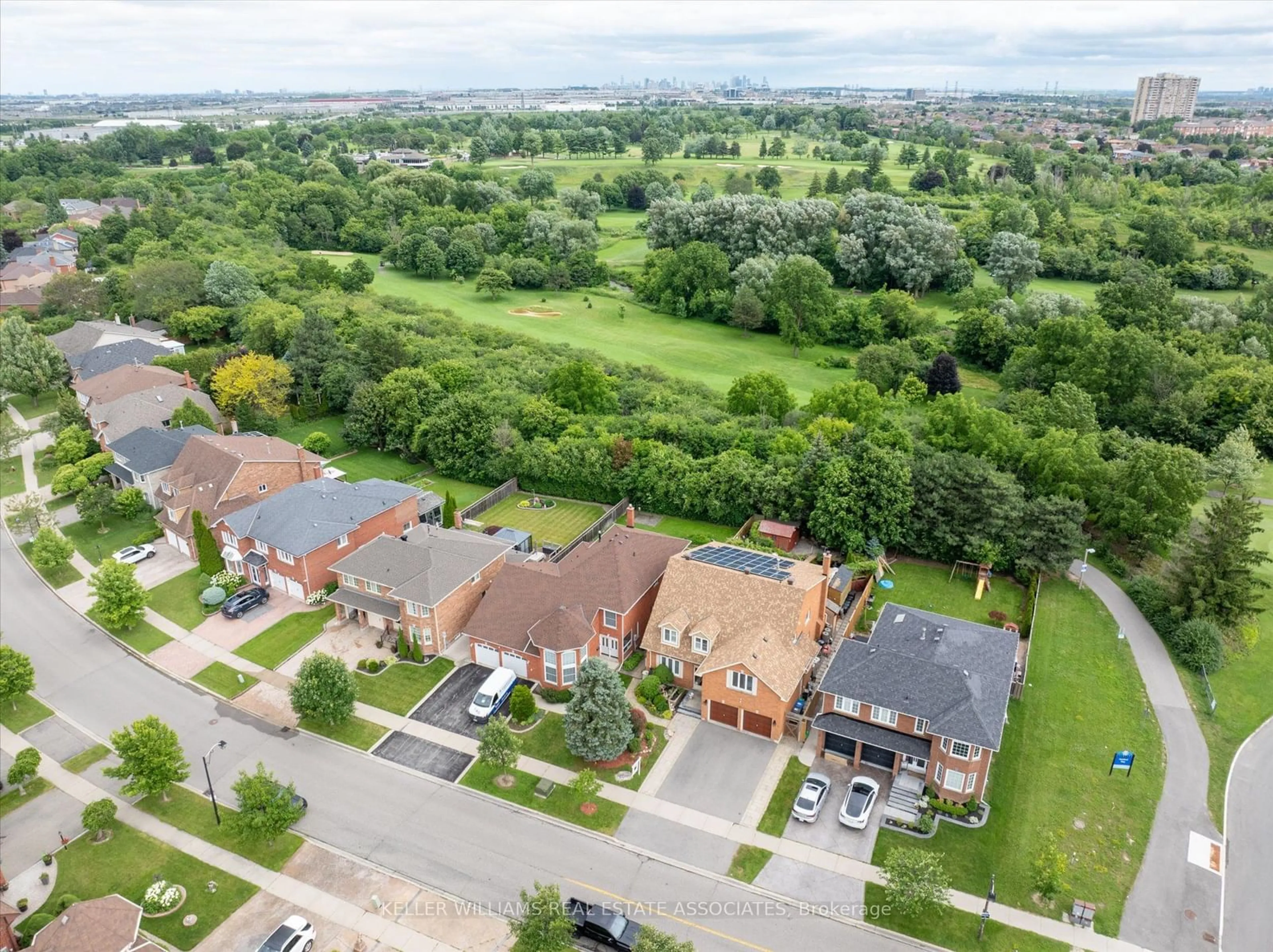 Frontside or backside of a home for 33 Hartford Tr, Brampton Ontario L6W 4K2